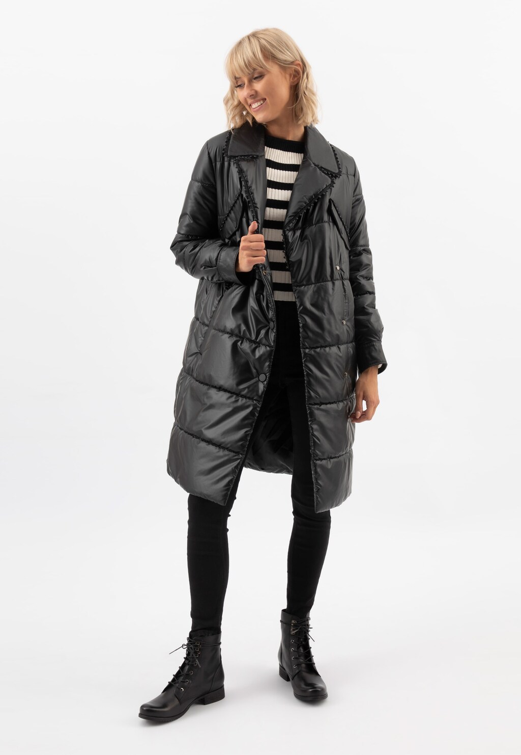 RELAKS czarny płaszcz pikowany z ozdobnymi koralikami R99024-41 Widok 2