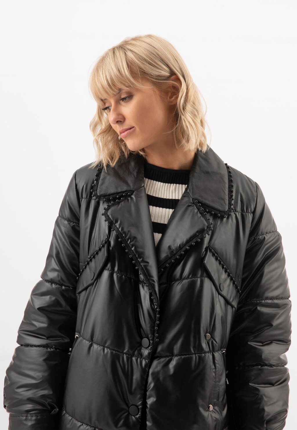 RELAKS czarny płaszcz pikowany z ozdobnymi koralikami R99024-41 Widok 1