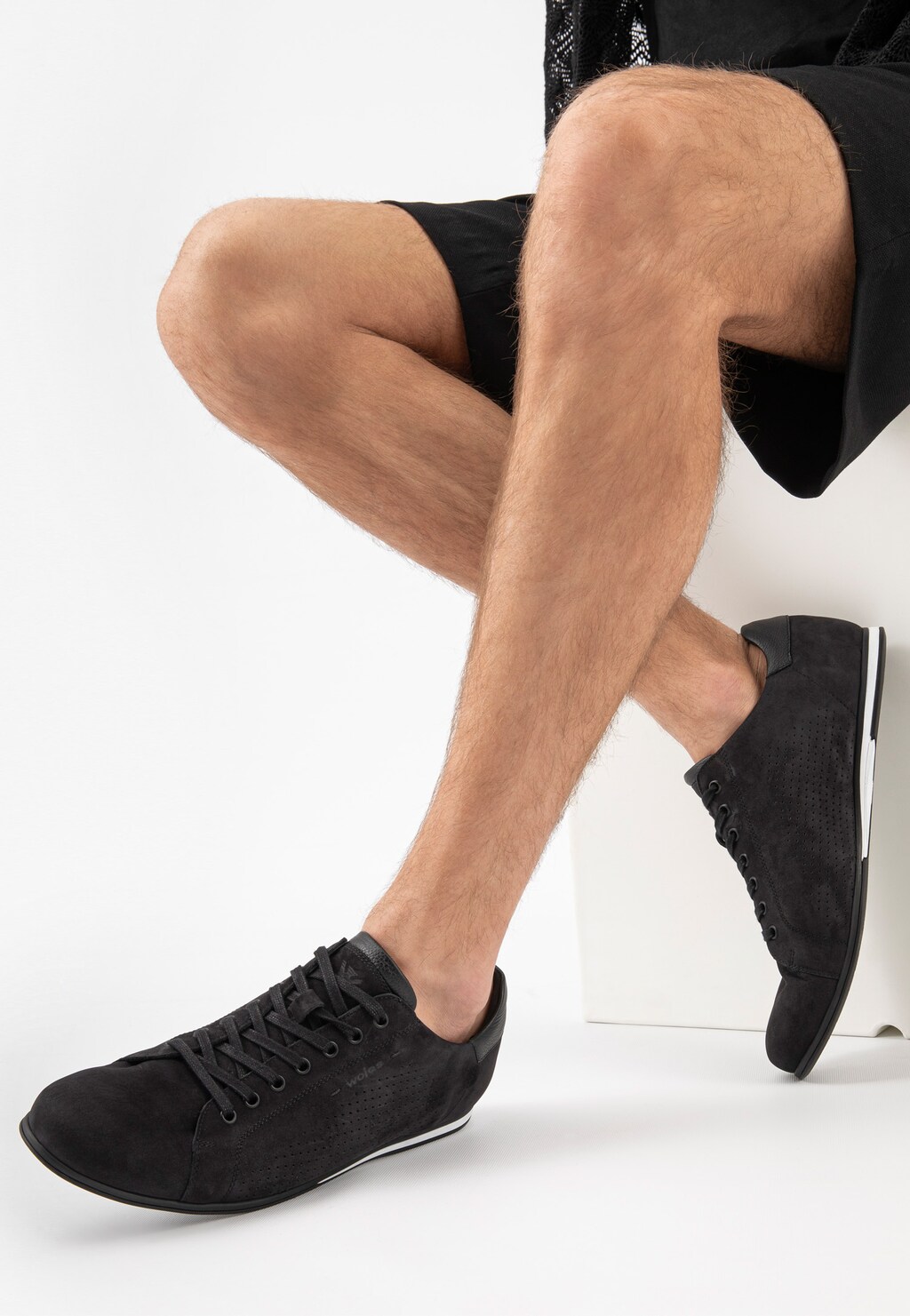 Czarne sneakersy męskie na płaskiej podeszwie 10026-71 Widok 8