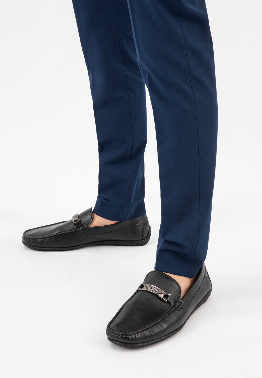 Mokasyny męskie z naturalnej skóry licowej z metalową ozdobą 10102-51 Widok 7