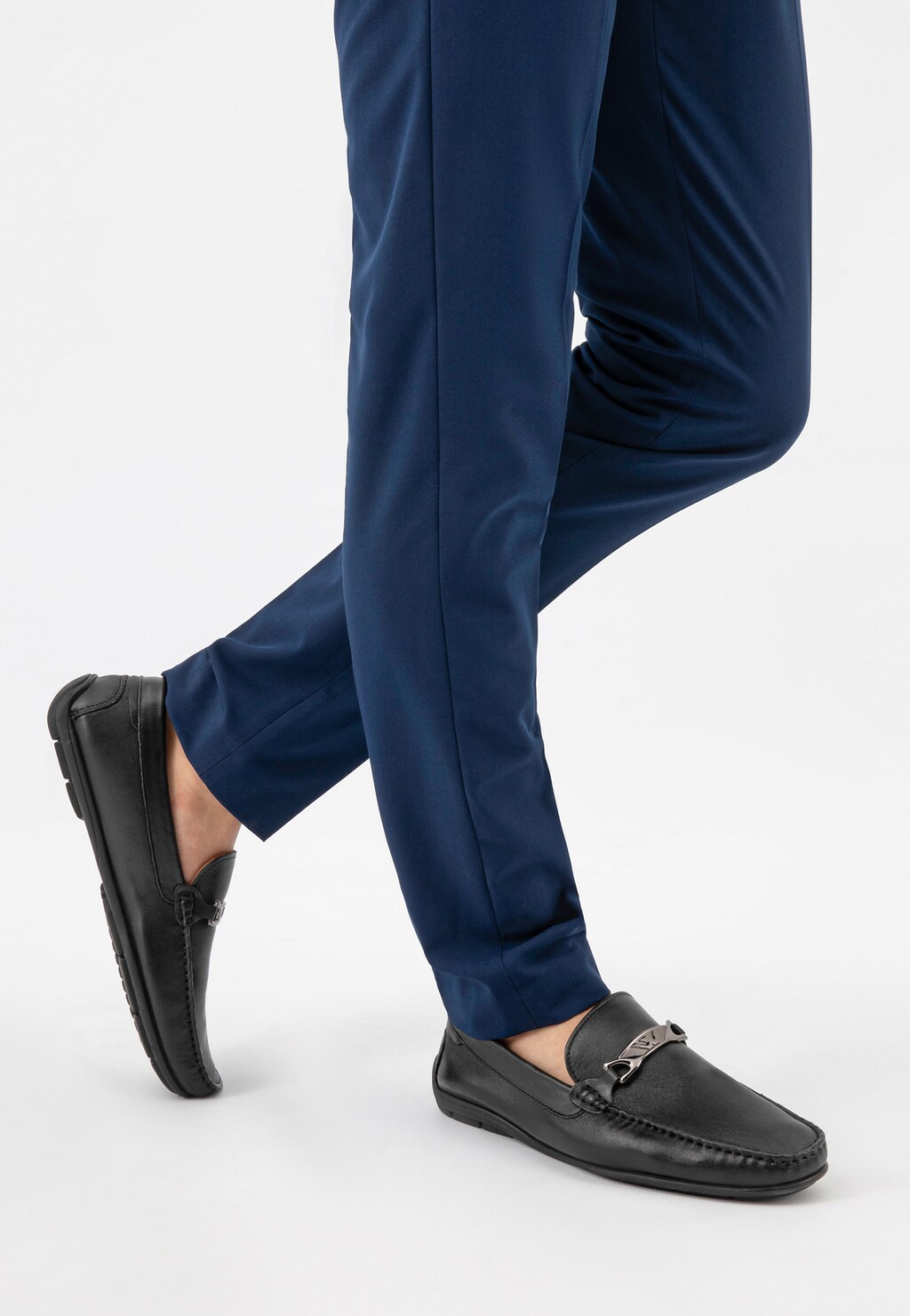 Mokasyny męskie z naturalnej skóry licowej z metalową ozdobą 10102-51 Widok 8