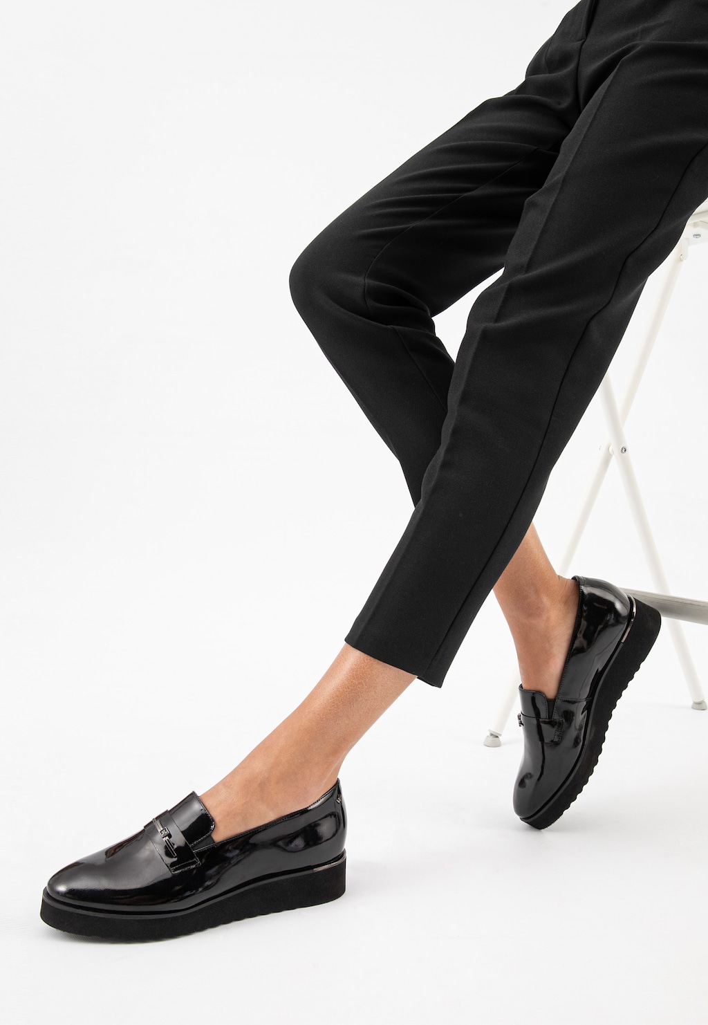 Elegantní černé lakované dámské polobotky na klínku 46103B-31 Widok 8