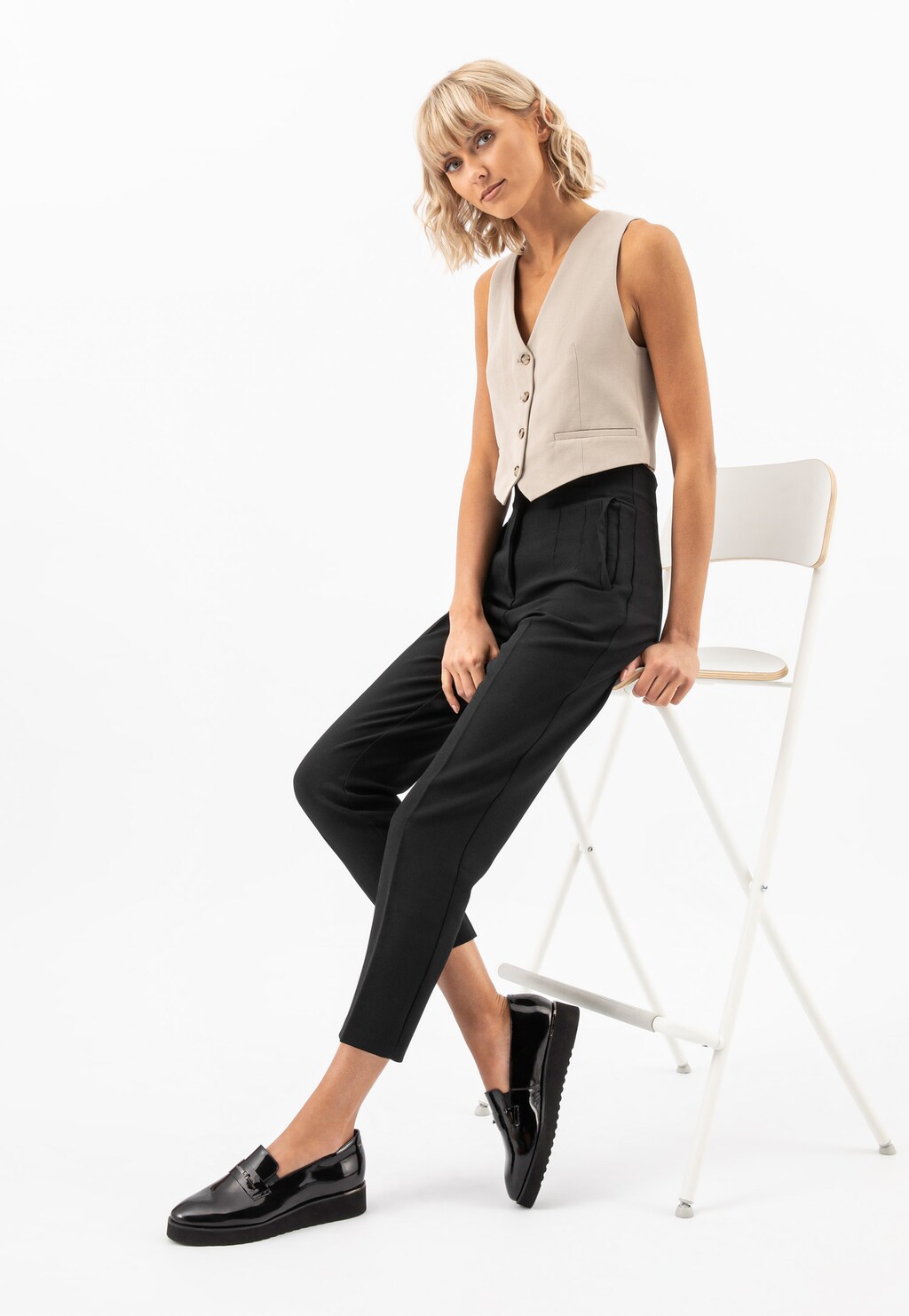 Elegantní černé lakované dámské polobotky na klínku 46103B-31 Widok 1