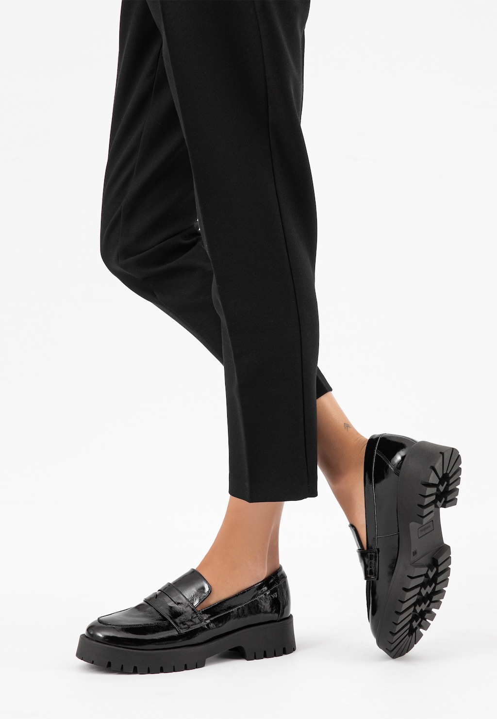 Čierne lakované dámske mokasíny 46124-31 Widok 8