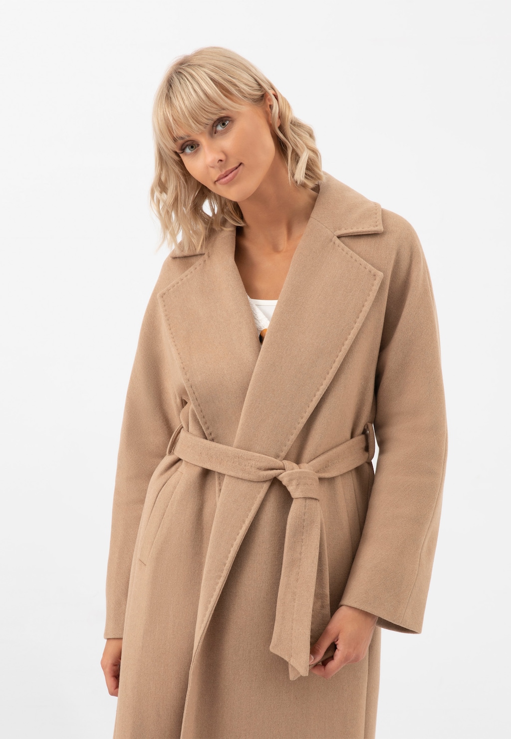 Elegancki długi brązowy płaszcz RELAKS model R99017-44 z szerokim kołnierzem i paskiem w talii, prezentowany na modelce z blond włosami.