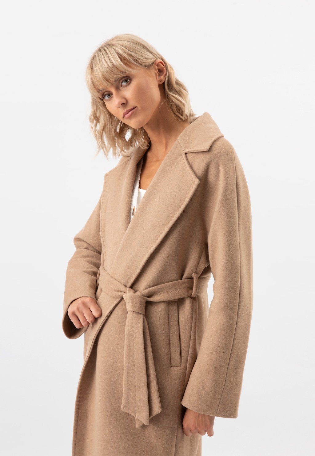 Elegancki długi brązowy płaszcz RELAKS model R99017-44 z paskiem wiązanym w talii, prezentowany z przodu. Klasyczny fason z szerokimi klapami i długimi rękawami.