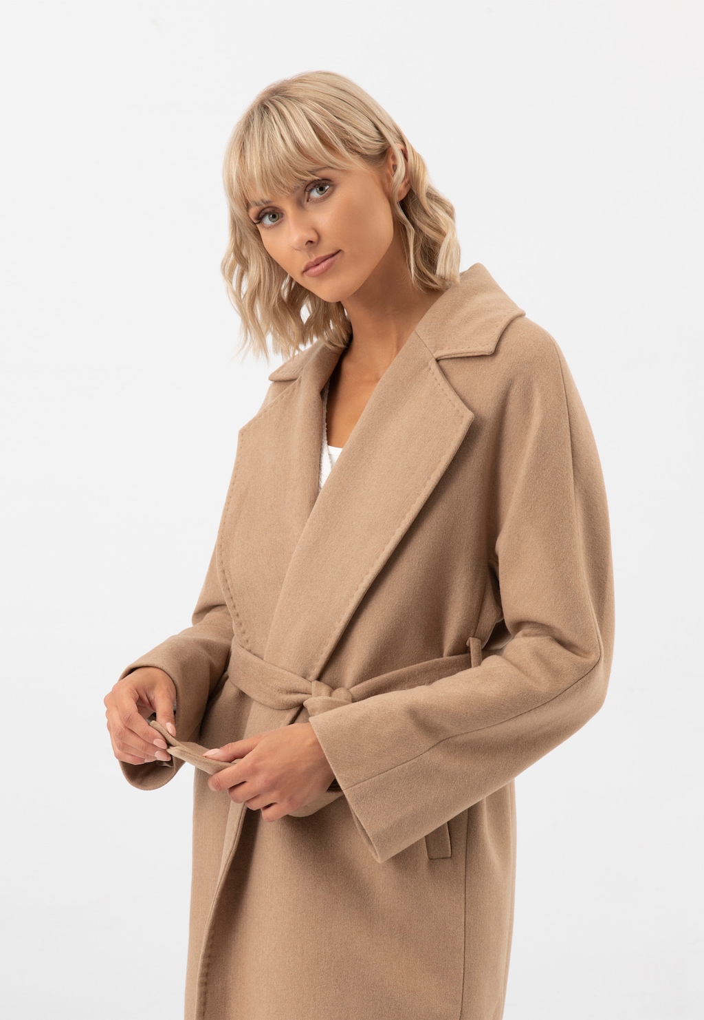 Elegancki brązowy płaszcz RELAKS model R99017-44 z wiązanym paskiem w talii, pokazany z profilu. Klasyczny krój z wyraźnym kołnierzem i szerszymi rękawami.