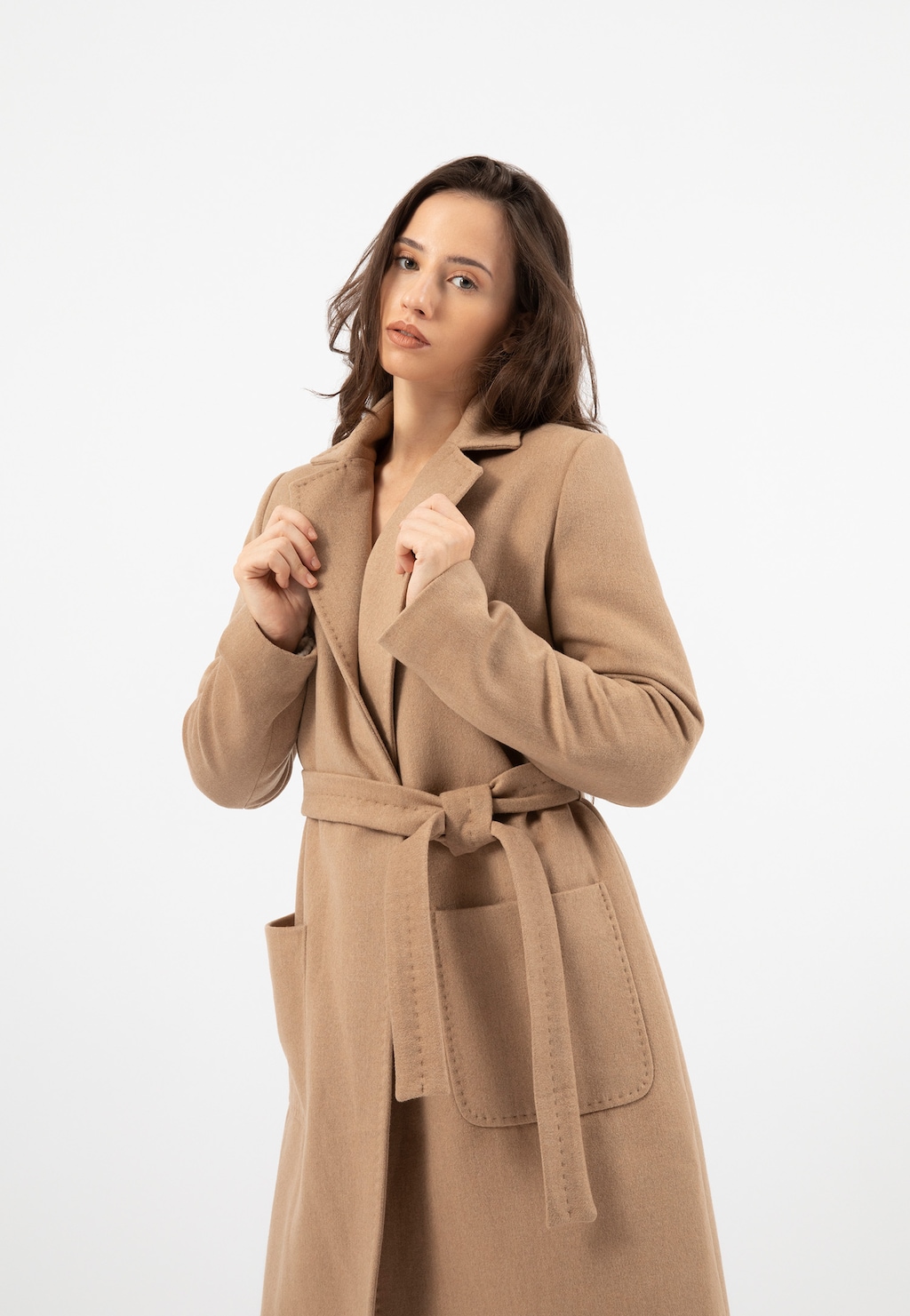 Elegancki beżowy płaszcz damski RELAKS model R99020-44 z paskiem w talii i kieszeniami bocznymi, prezentowany na modelce, idealny na chłodniejsze dni.