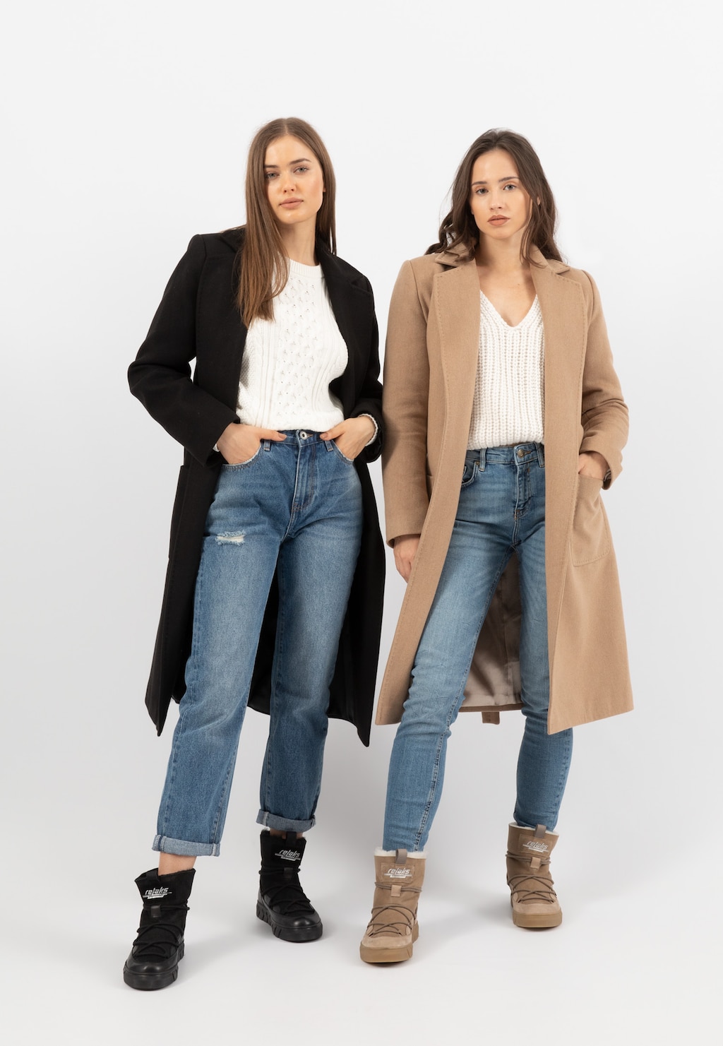 Elegancki beżowy płaszcz damski Relaks model R99020-44 prezentowany obok czarnego płaszcza, oba z paskiem w talii, noszone z jeansami i zimowymi butami marki Relaks.