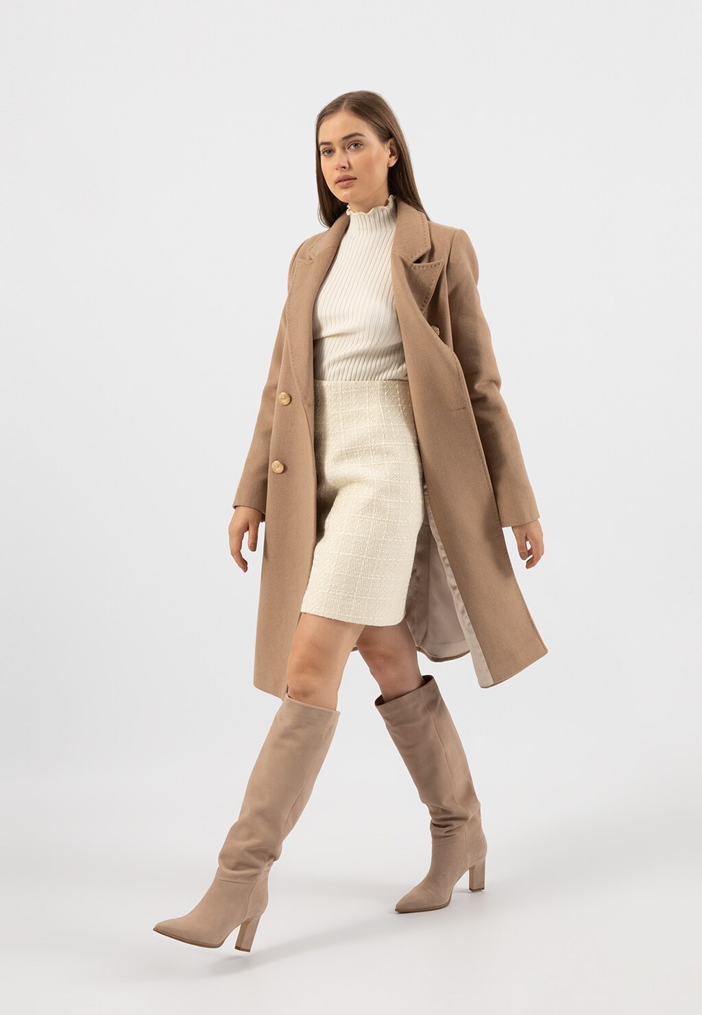 RELAKS elegantný béžový dámsky kabát so zlatými gombíkmi R99021-44 Widok 3