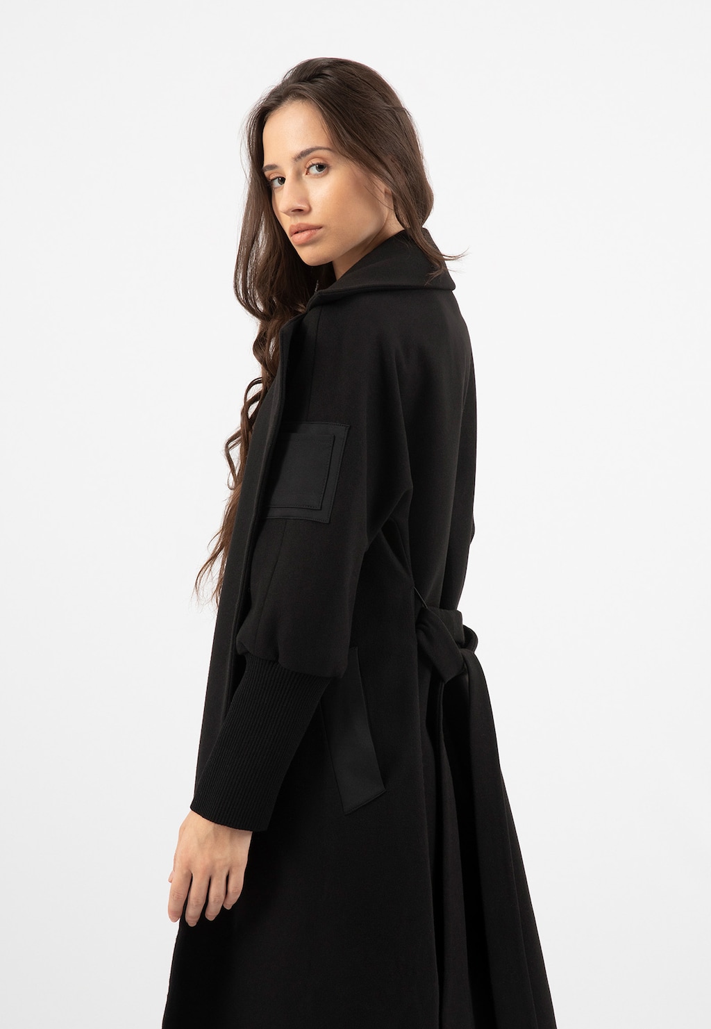 RELAKS czarny płaszcz damski z oryginalnymi rękawami R9902641 Widok 5