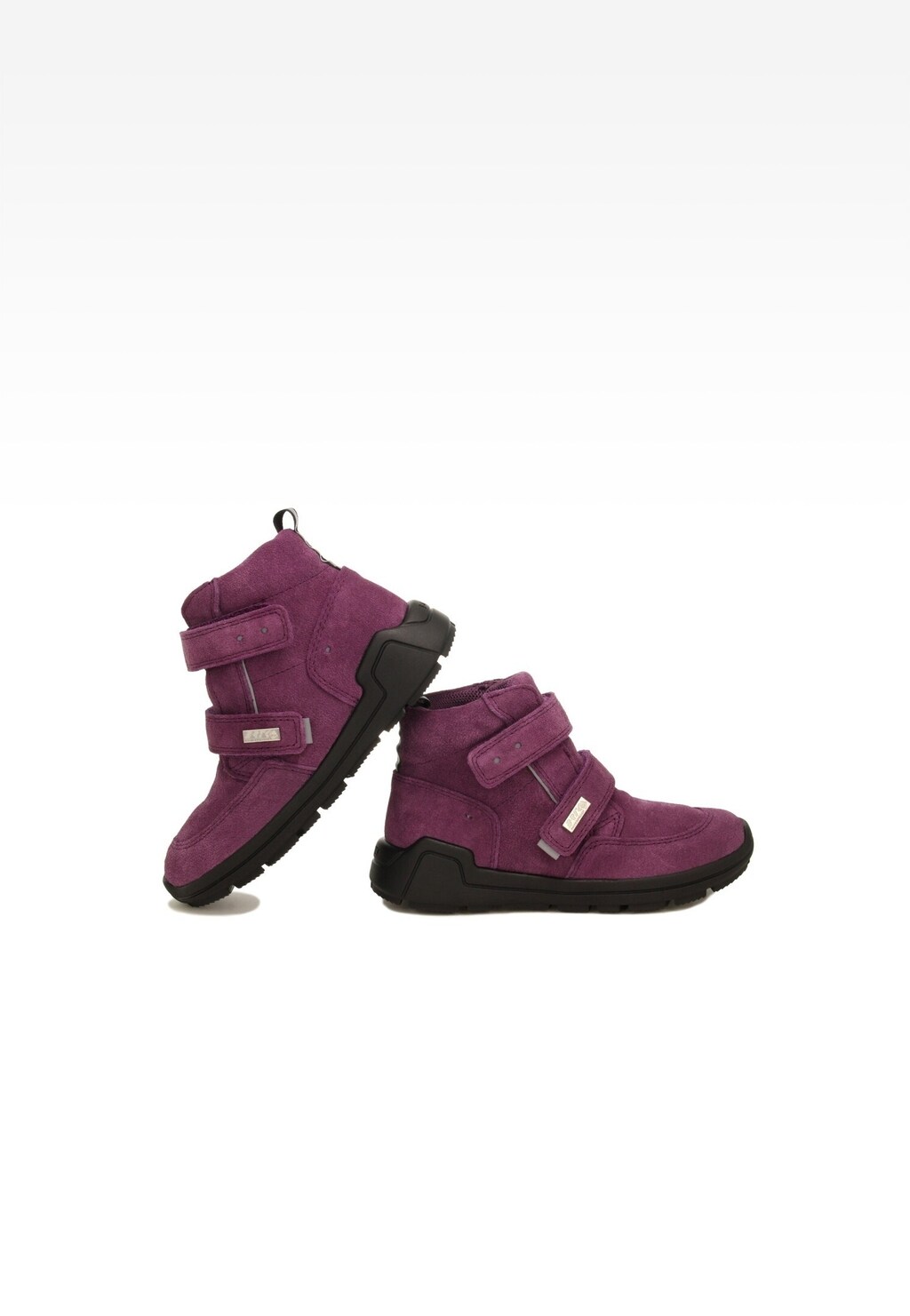 Fioletowe buty dziecięce Bartek model Soft 14034103 dla dziewcząt z zapięciem na rzepy, wykonane z zamszu, z czarną podeszwą i metalowym logo na boku.