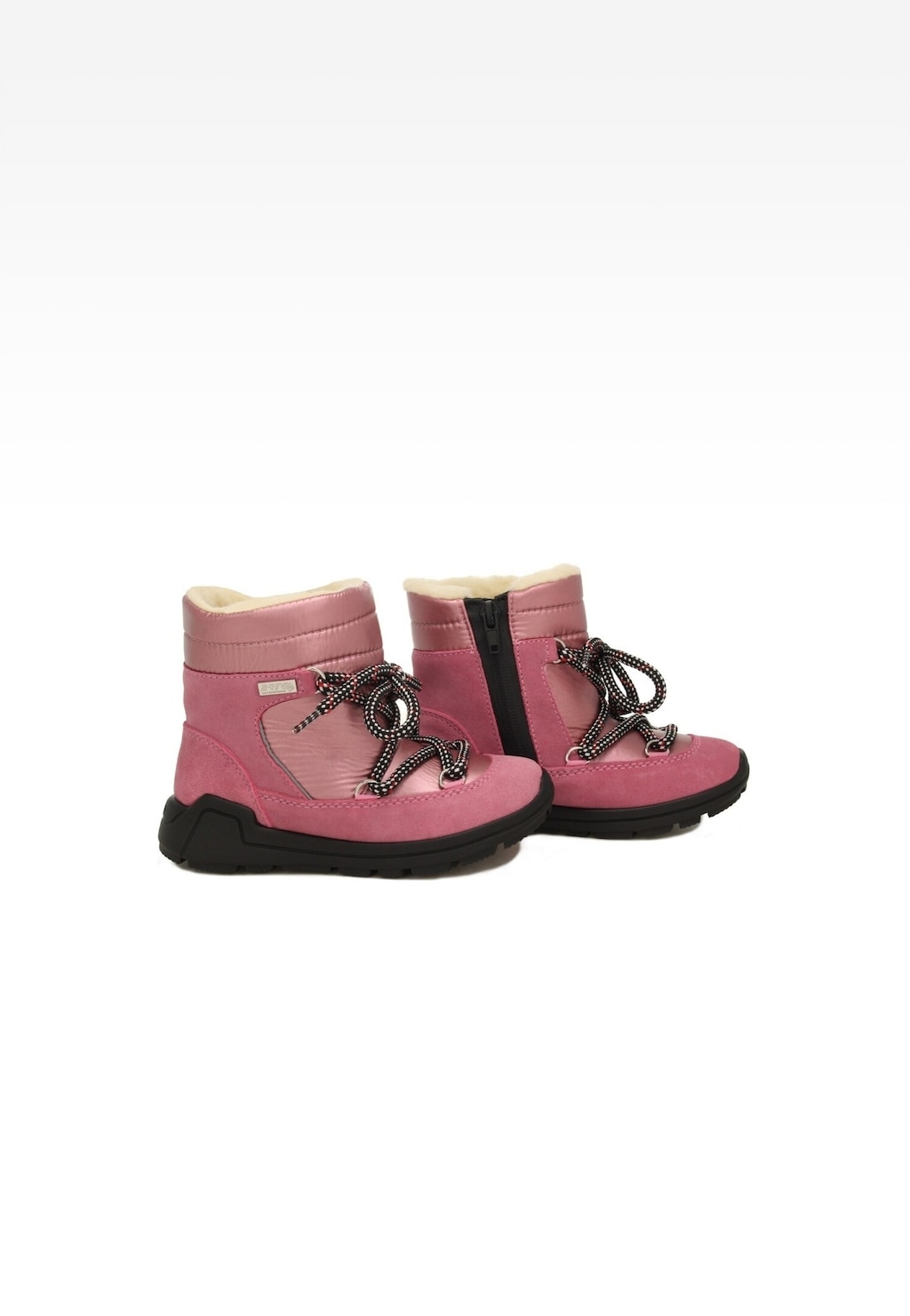 Różowe buty zimowe Bartek 14035104 dla dziewcząt z futrzanym wykończeniem, sznurowaniem i zamkiem bocznym, na czarnej podeszwie.