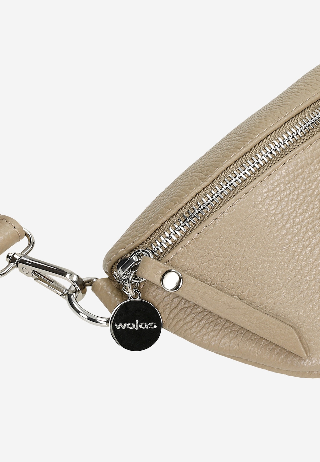 Zbliżenie na beżową nerkę damską Wojas model 80099-54 z naturalnej skóry licowej, widoczne metalowe zapięcie, srebrny zamek błyskawiczny i charakterystyczna zawieszka z logo Wojas.