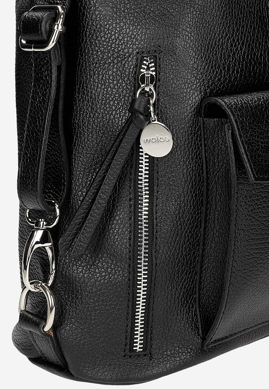 Elegancka czarna torebka plecak 2w1 Wojas model 8973-51 z ziarnistej skóry, z metalowym suwakiem, zawieszką z logo marki oraz metalowymi zapięciami i paskami.