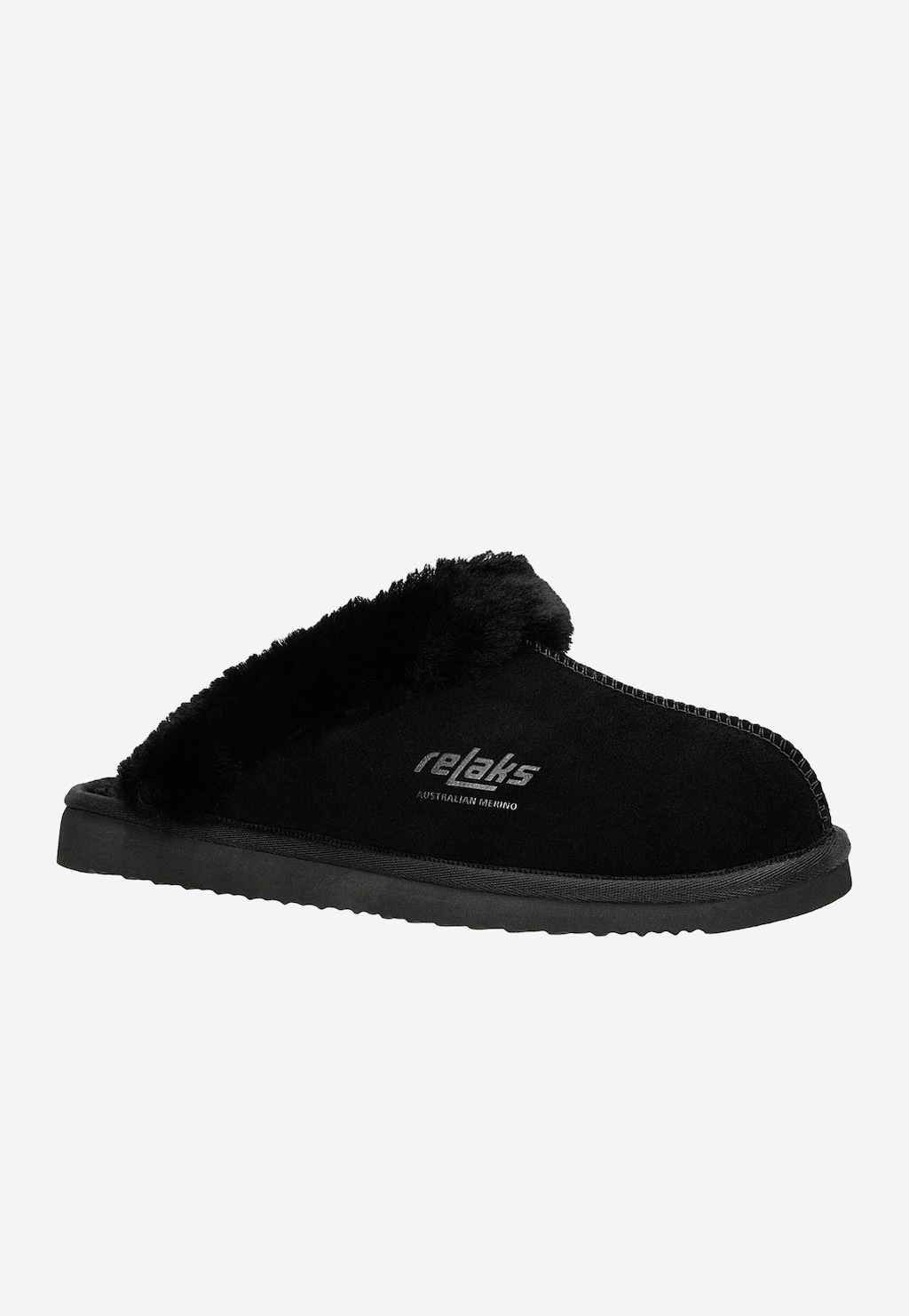 Czarne puchate kapcie Relaks model R34001-61 z wełny merino z miękkim kołnierzem i gumową podeszwą, widok z boku, logo marki widoczne na cholewce.