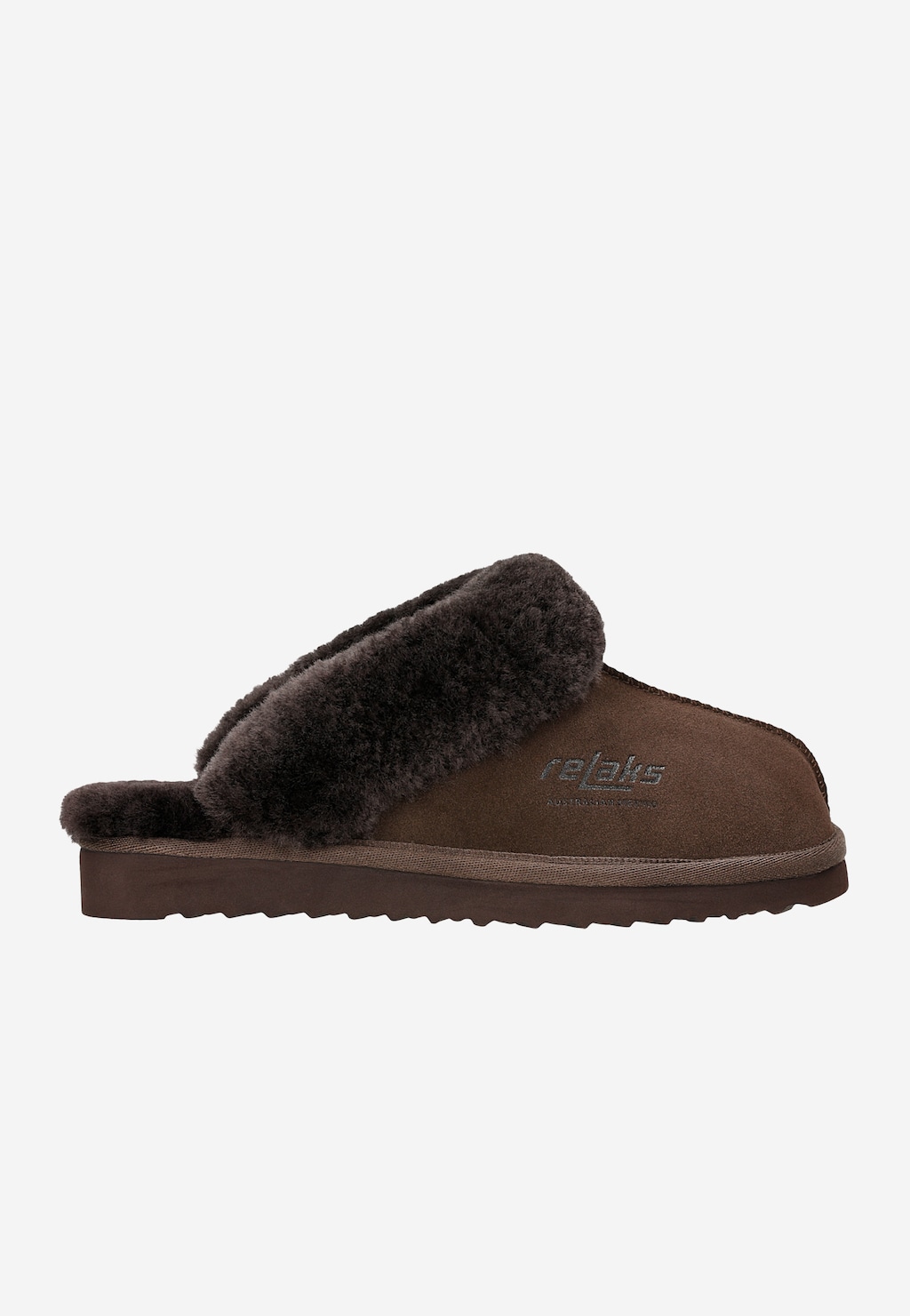 Ciemnobrązowy wsuwany kapeć RELAKS model R34001-62 z miękkim wykończeniem z wełny merino, widoczny z boku na płaskiej podeszwie.