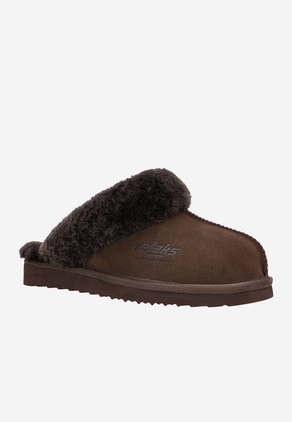 Ciemnobrązowy wsuwany kapeć RELAKS R34001-62 z miękkim kołnierzem z wełny merino, widocznym logo marki i antypoślizgową podeszwą, prezentowany z boku.