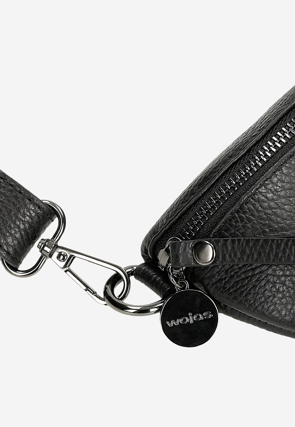Pojemna czarna nerka Wojas model 80099-51 ze skóry ziarnistej. Widoczny metalowy zamek, zapięcie oraz zawieszka z logo marki.