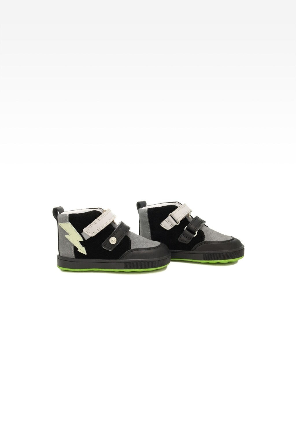 Dziecięce buty Bartek 13633005 Mini first steps dla chłopca, w kolorze czarno-szarym z motywem błyskawicy, zapinane na rzepy, z zieloną podeszwą.