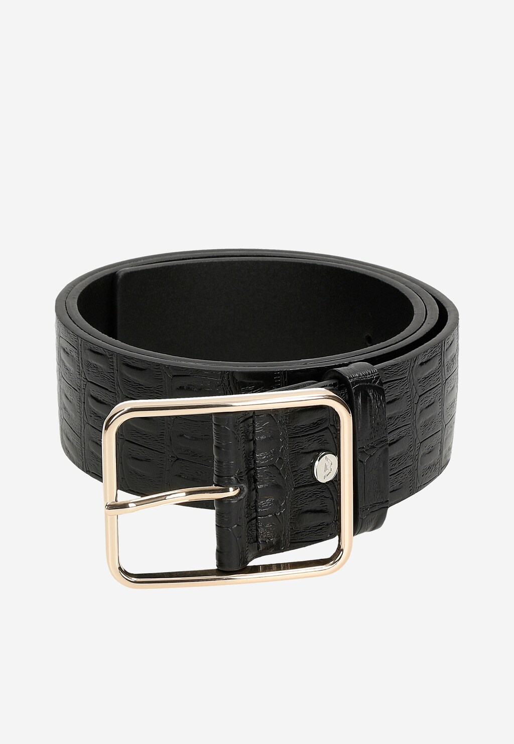Czarny pasek Wojas 93081-51 z tłoczonej skóry licowej o fakturze krokodyla, ze złotą, kwadratową klamrą i metalowym logo marki na powierzchni.