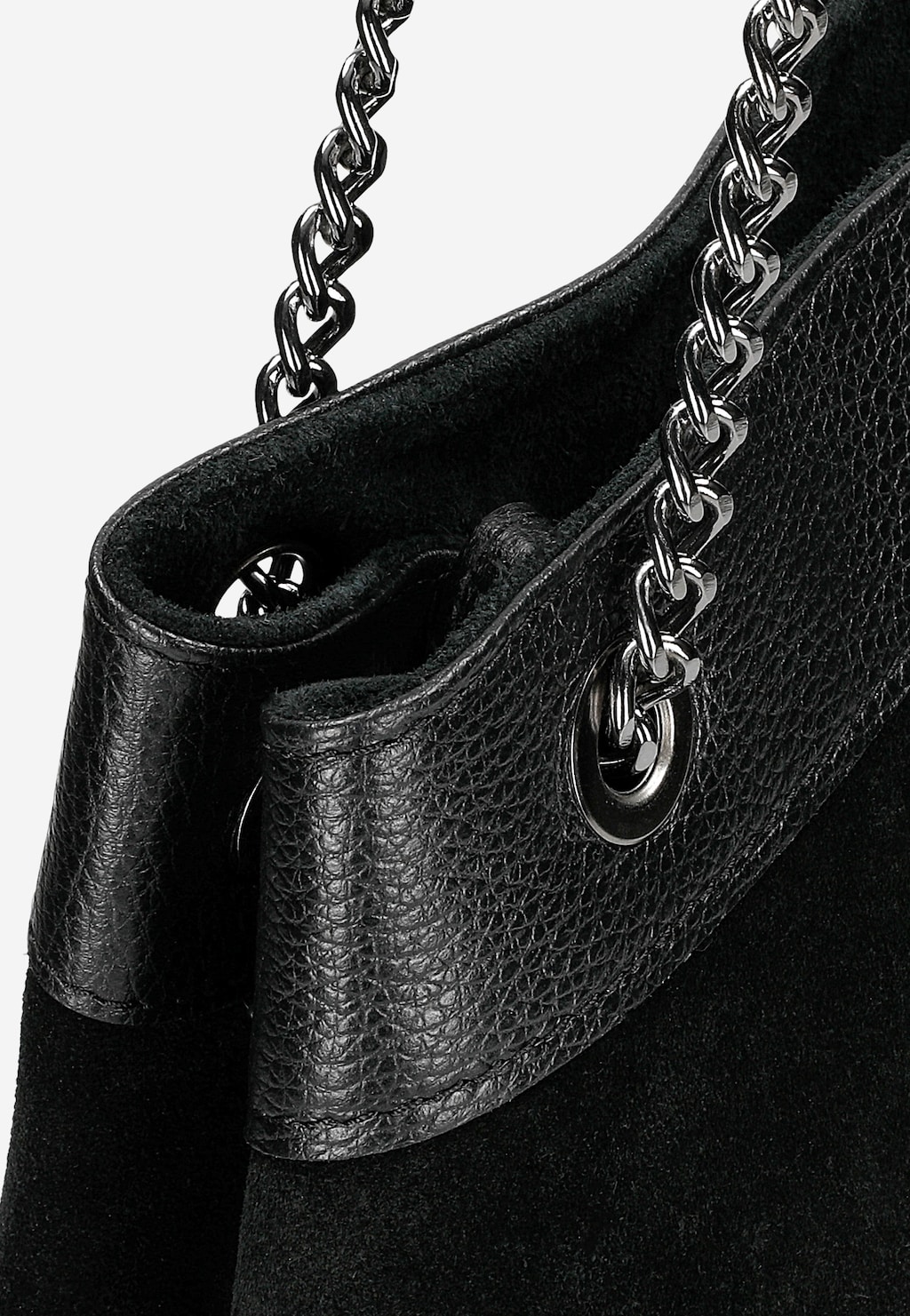 Czarna torebka damska Wojas model 8901-71 z tłoczonej skóry, zbliżenie na górną część z metalowym łańcuszkiem służącym jako pasek na ramię.