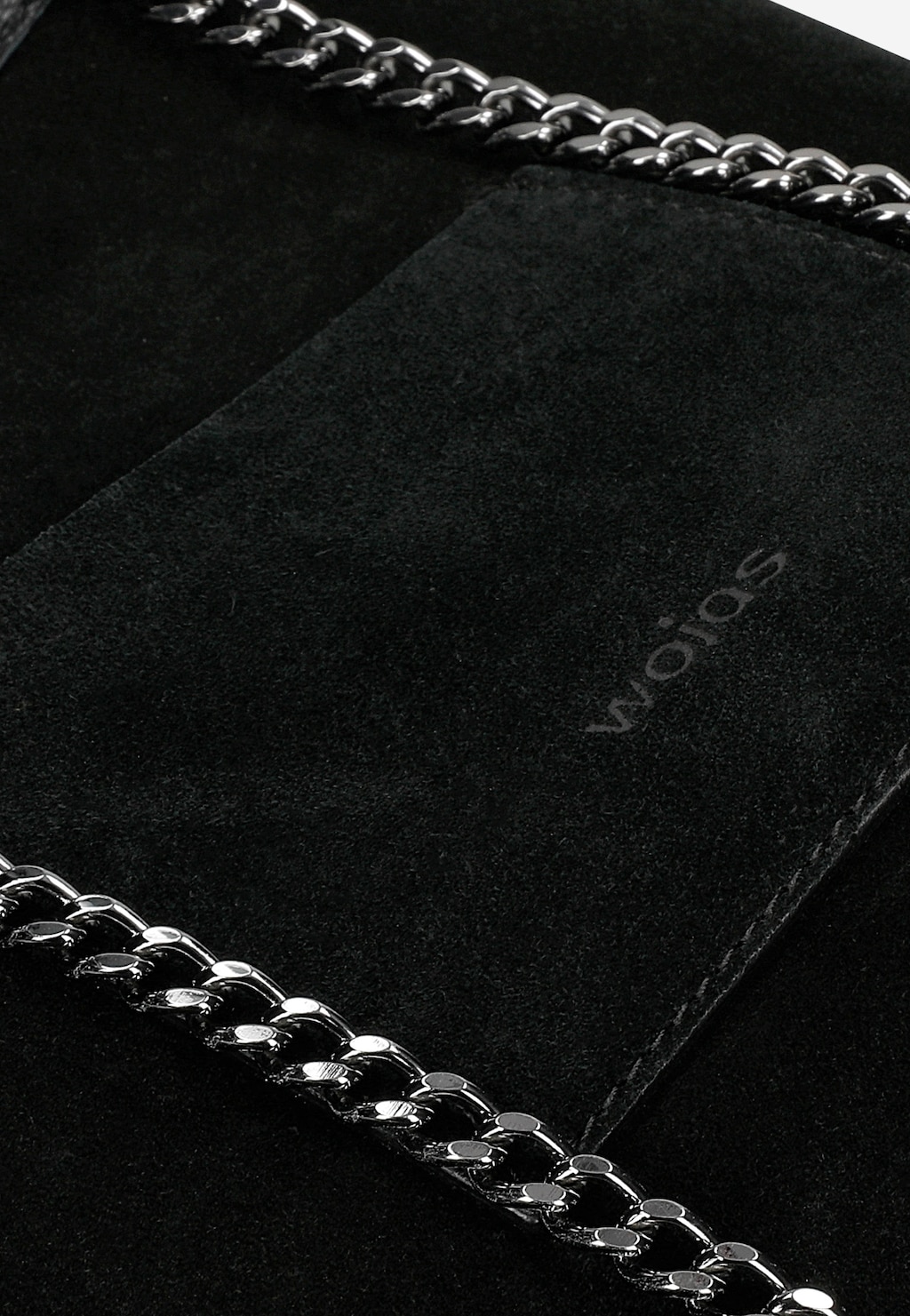 Czarna elegancka torebka damska Wojas model 8901-71 wykonana z zamszu, ozdobiona srebrnym łańcuszkiem i delikatnym logo marki wytłoczonym na powierzchni.