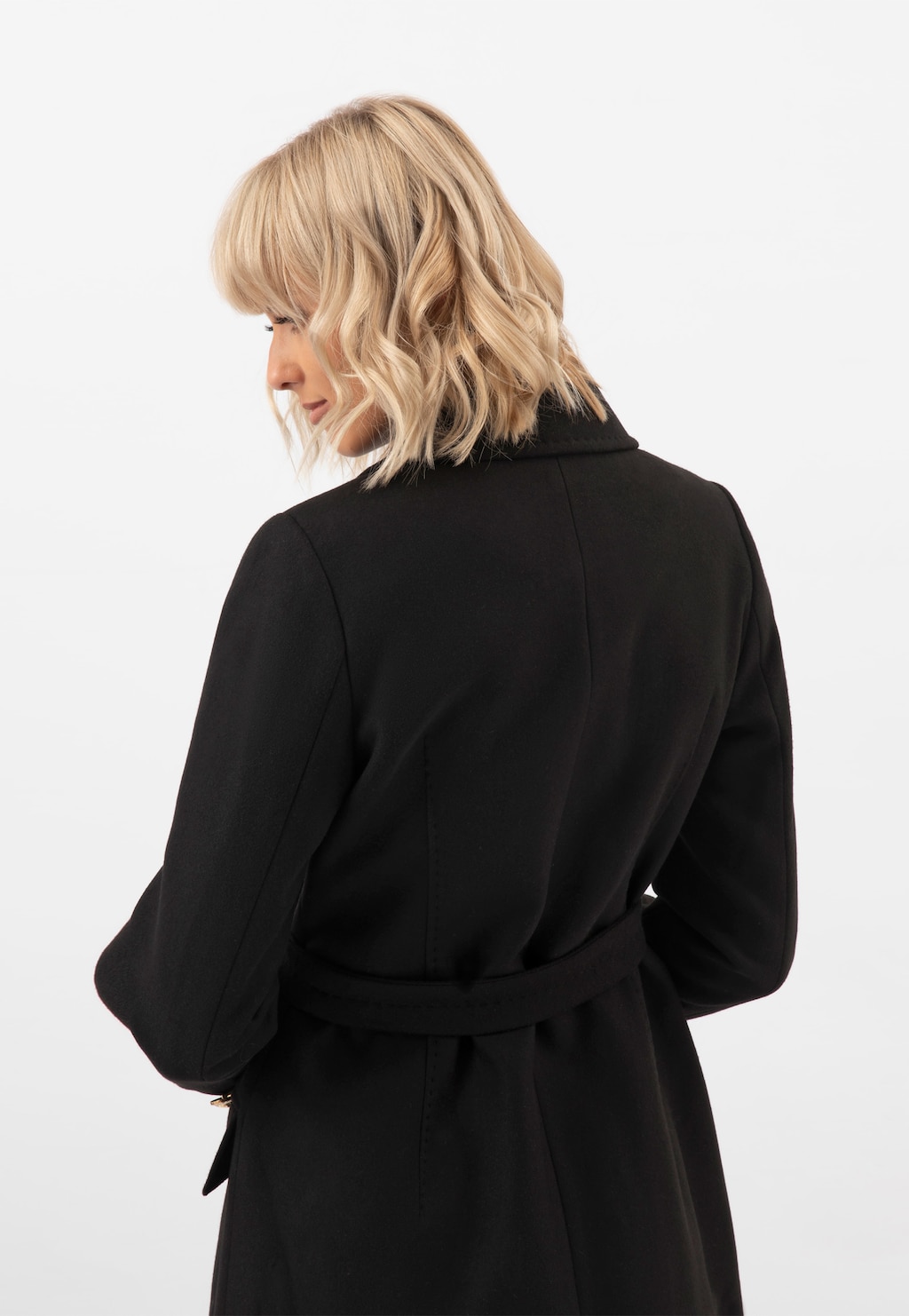 RELAKS čierny dámsky plášť so zlatými gombíkmi R9902141 Widok 4