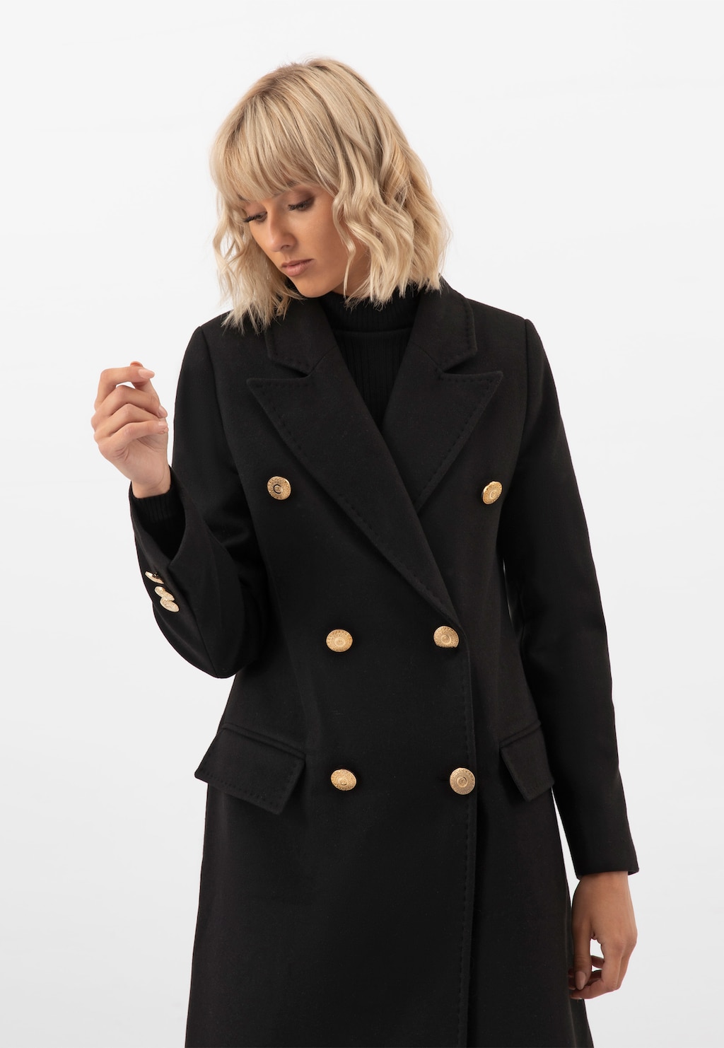 RELAKS čierny dámsky plášť so zlatými gombíkmi R9902141 Widok 1