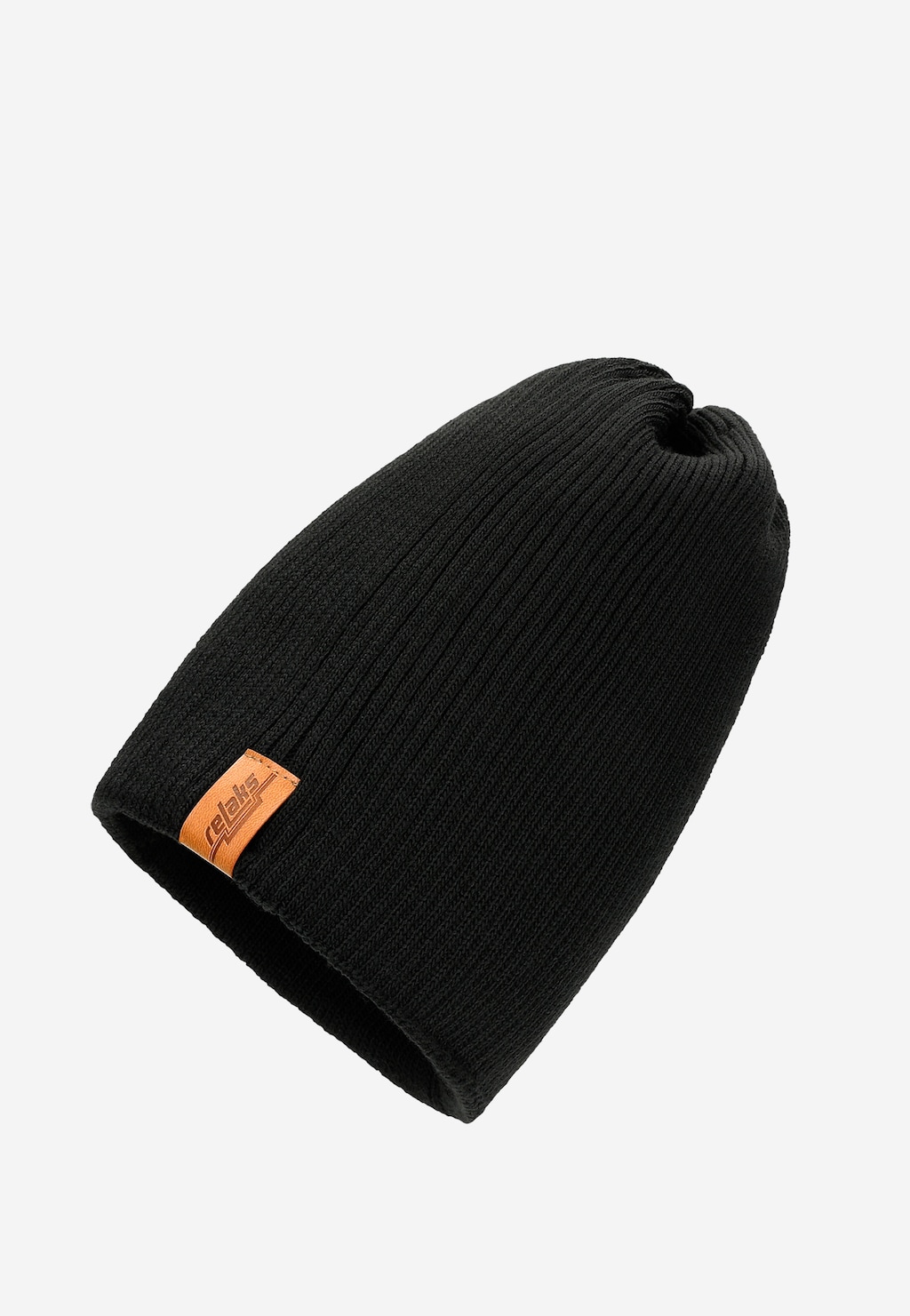 Długa czarna czapka męska RELAKS model R96023-81 z prążkowanej dzianiny, ozdobiona skórzaną brązową metką z logo marki, widok z boku.