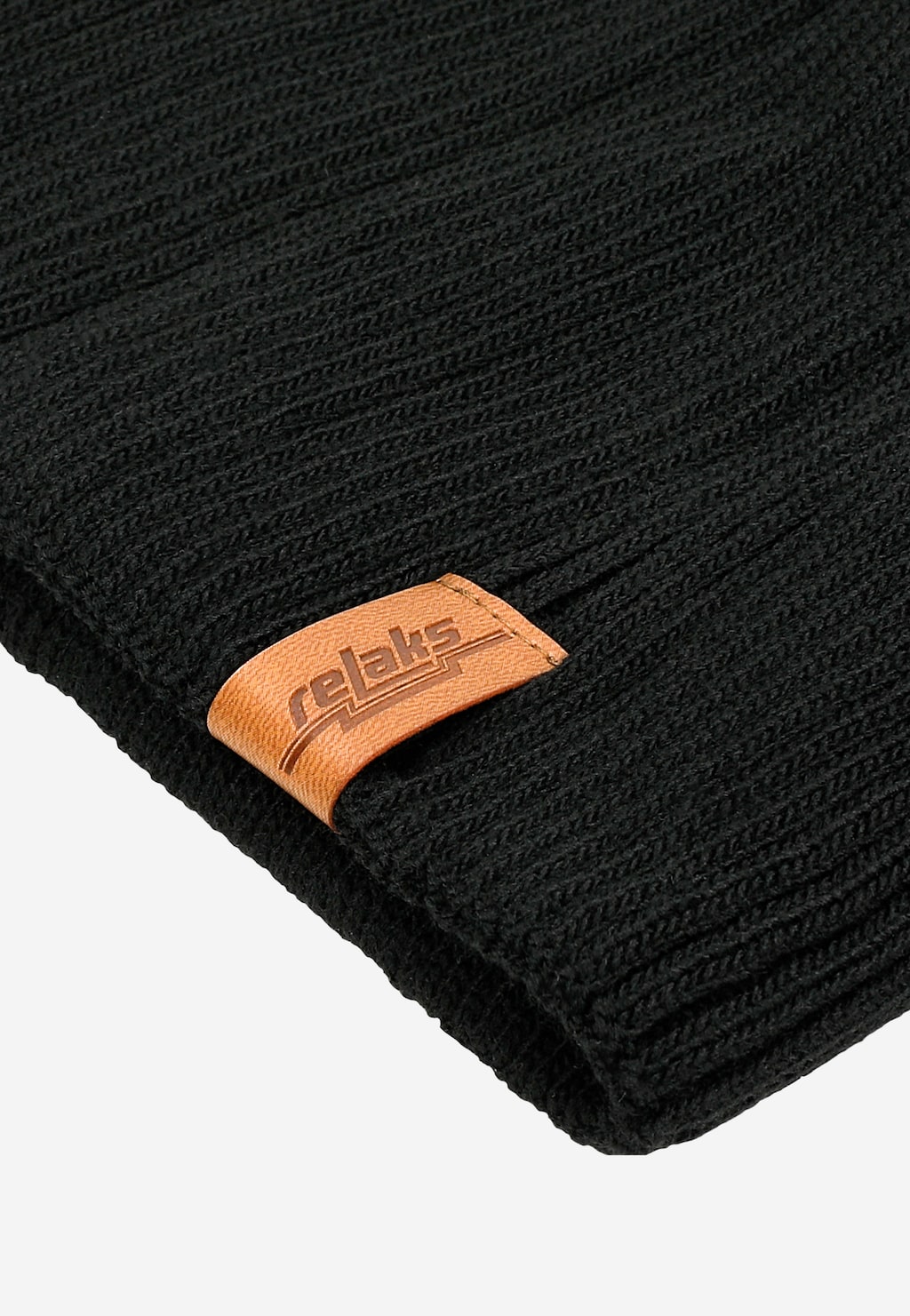 Długa czarna czapka męska RELAKS model R96023-81 z dzianiny z widoczną brązową metką firmową. Zbliżenie na fakturę materiału.