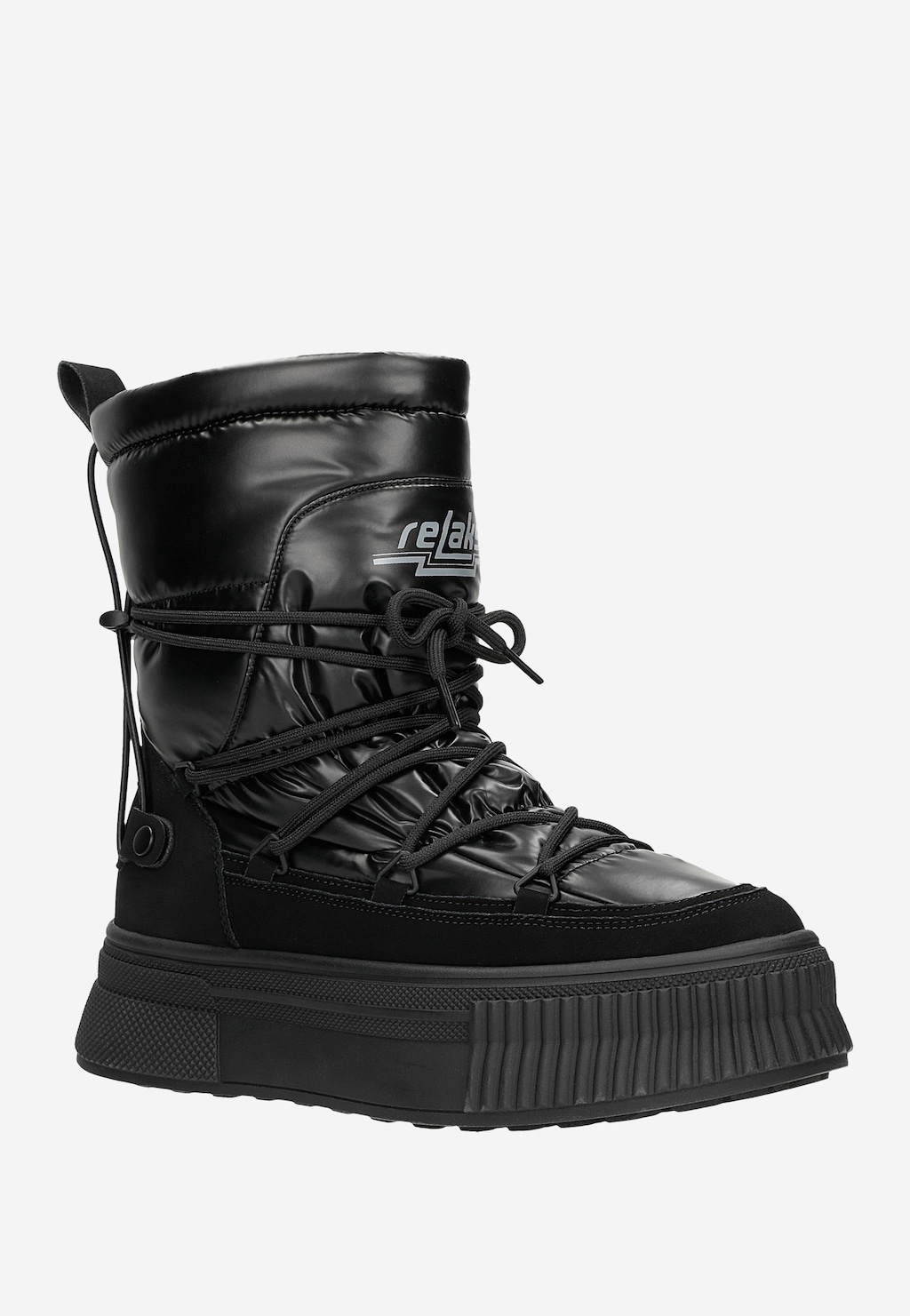 Czarne śniegowce RELAKS R55124-11 z błyszczącym, pikowanym materiałem, sznurowaniem i charakterystyczną grubą podeszwą platformą, widoczne z boku.