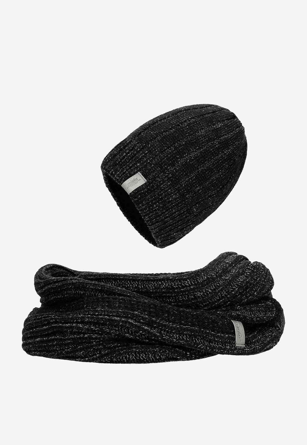 Zimowy zestaw RELAKS model R96008-81 składający się z czarnej, dzianinowej czapki i komina z wyraźną fakturą prążkowaną, oba elementy z charakterystyczną metką marki.