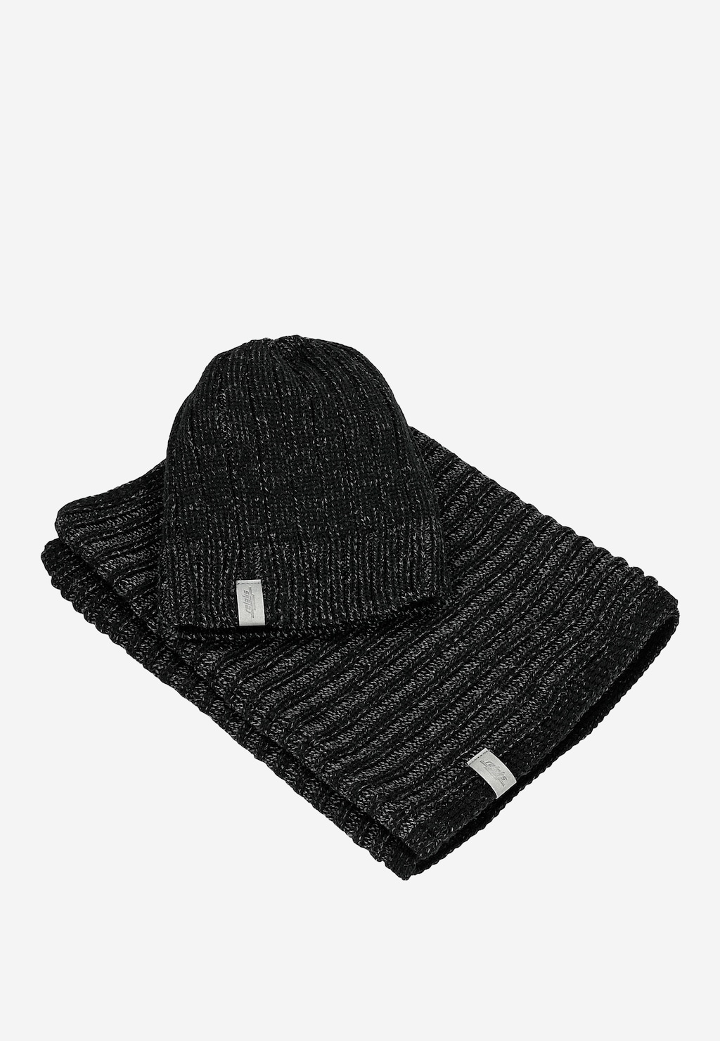 Zimowy zestaw RELAKS model R96008-81 - czarna czapka i komin z charakterystyczną dzianinową fakturą, z metkami firmowymi, idealny na chłodne dni.