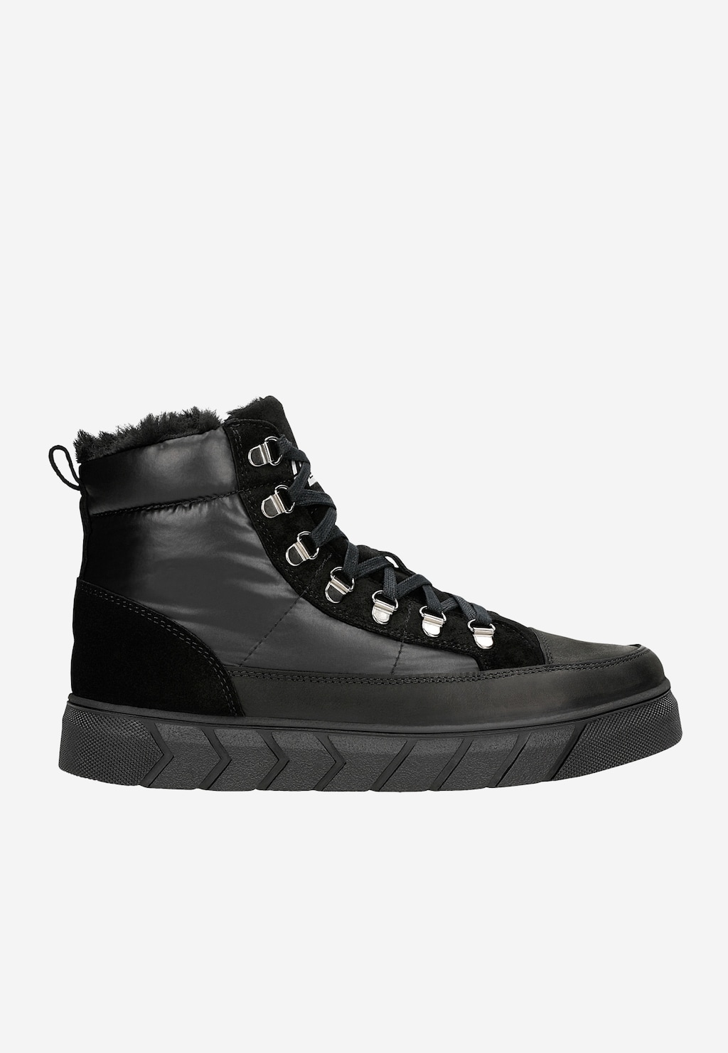 Czarne ocieplane trampki damskie RELAKS R64008-81 z futerkiem, metalowymi oczkami, zamszowymi wstawkami i grubą podeszwą o bieżnikowanym wzorze.