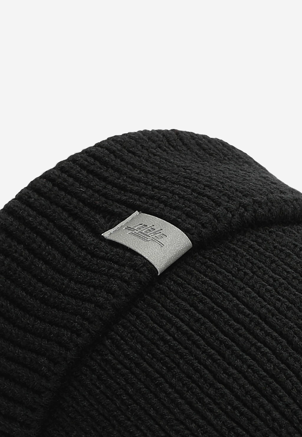Ciepła czarna czapka męska RELAKS model R96015-81 z prążkowanym splotem i szarą metką z logo marki. Idealna na zimowe dni.