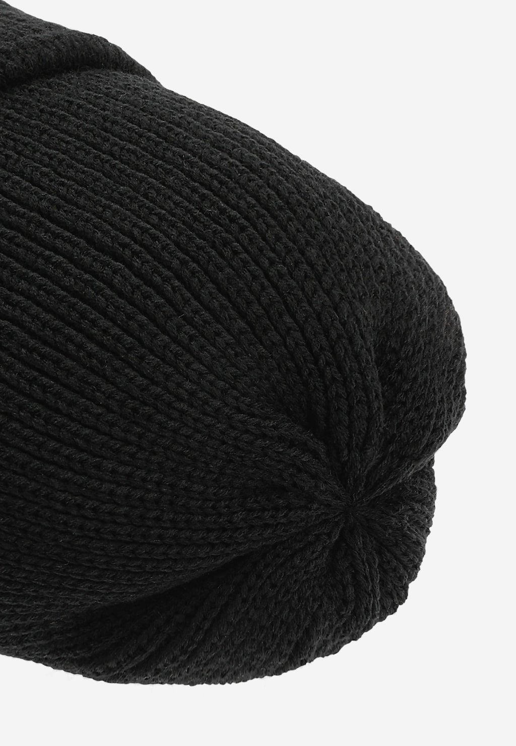 Zbliżenie na ciepłą czarną czapkę męską RELAKS model R96015-81, pokazujące fakturę dzianiny z wyraźnym splotem, idealna na zimowe dni.