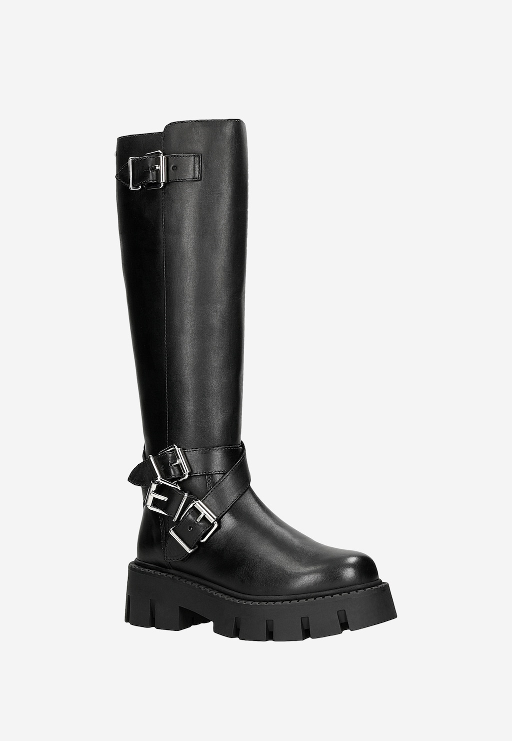 Czarne skórzane kozaki damskie Wojas model 71053-51 typu bikery z ozdobnymi srebrnymi klamrami, widoczne z boku, na grubej profilowanej podeszwie typu traktory.