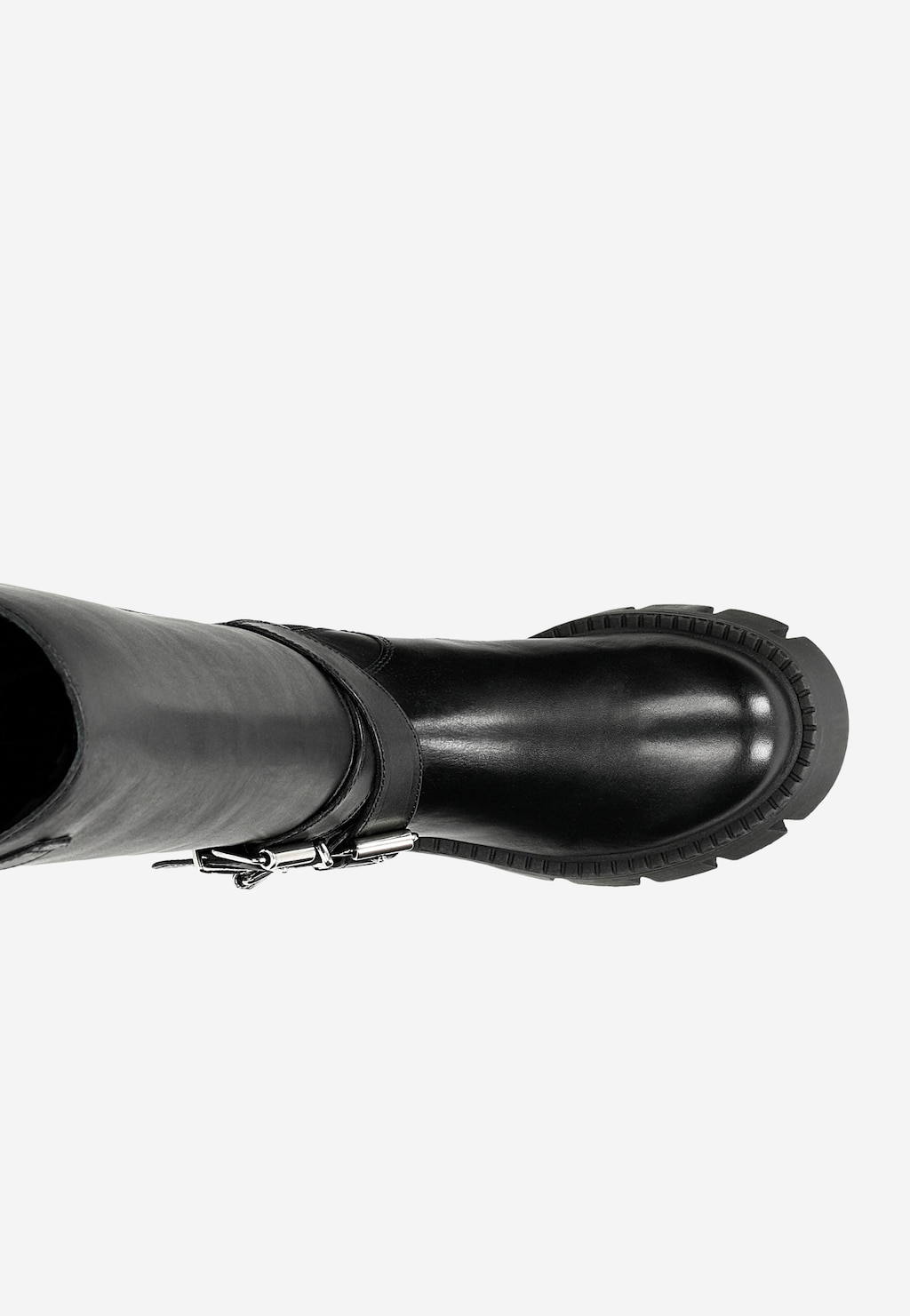 Czarne skórzane kozaki damskie Wojas typu bikery model 71053-51 z widoczną srebrną klamrą z boku i grubą, profilowaną podeszwą, ukazane z perspektywy bocznej.