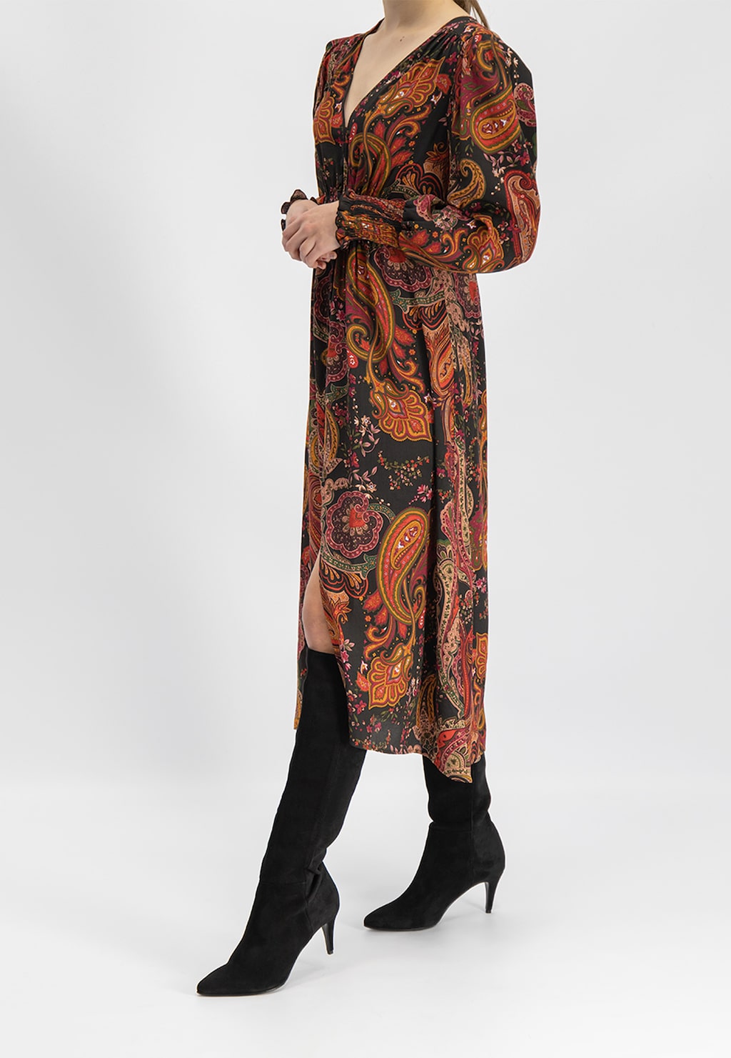 Sukienka w orientalny wzór z rozcięciem, zestawiona z czarnymi kozakami damskimi Wojas model 9664-81 na szpilce - elegancka stylizacja ukazana z boku.