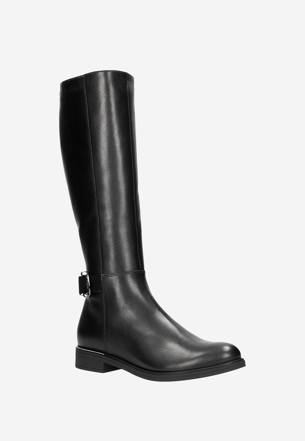 Czarne skórzane kozaki damskie Wojas 71011-71 typu oficerki z metalową klamrą na kostce. Elegancki fason z prostą cholewką i niskim obcasem.