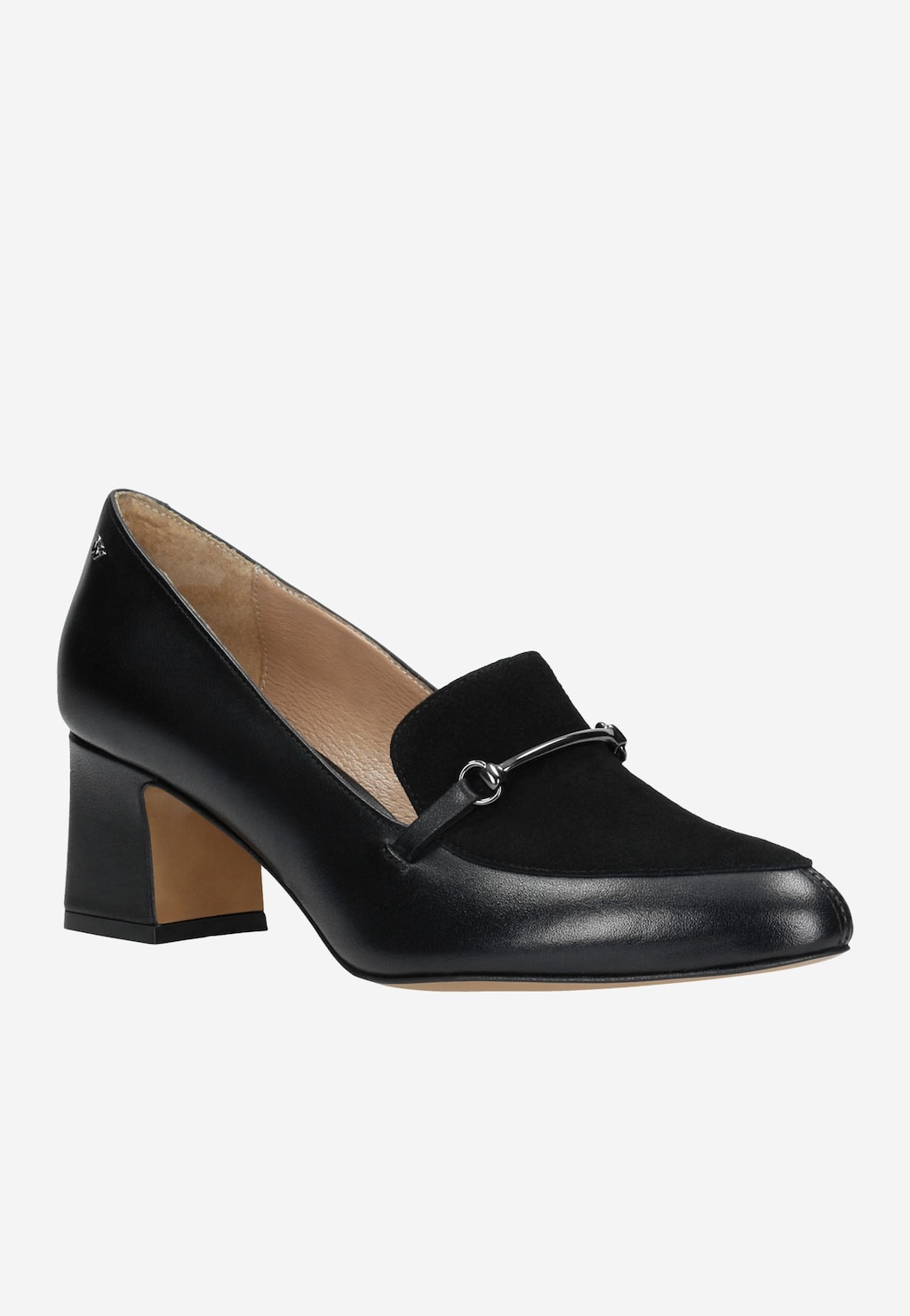 Czarne eleganckie półbuty damskie Wojas model 46014-71 z metalową ozdobą, na stabilnym kwadratowym obcasie, wykonane z połączenia skóry gładkiej i zamszowej.