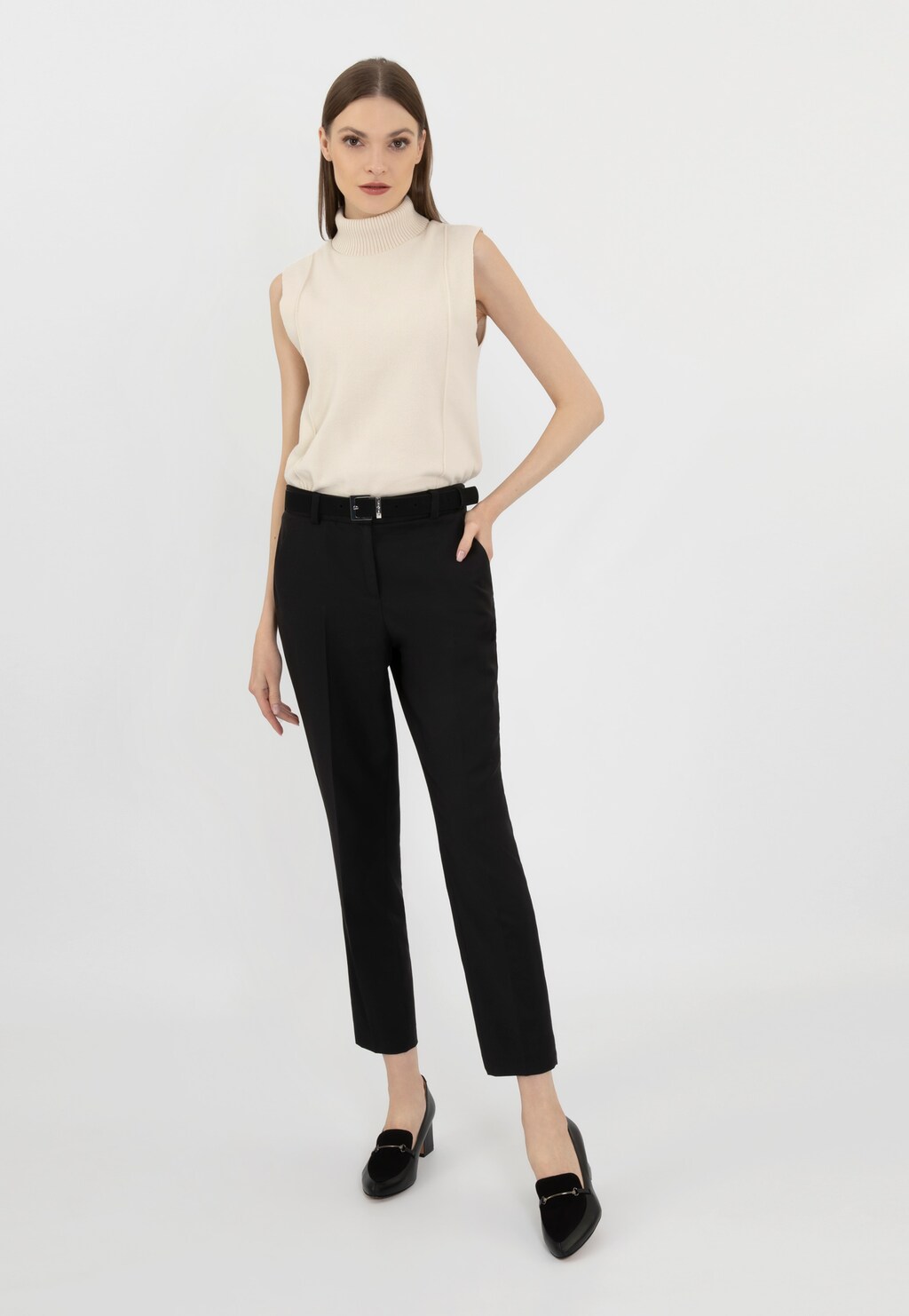 Modelka w eleganckim stroju biznesowym prezentuje czarne półbuty damskie Wojas model 46014-71, idealne do stylizacji biurowych i formalnych.