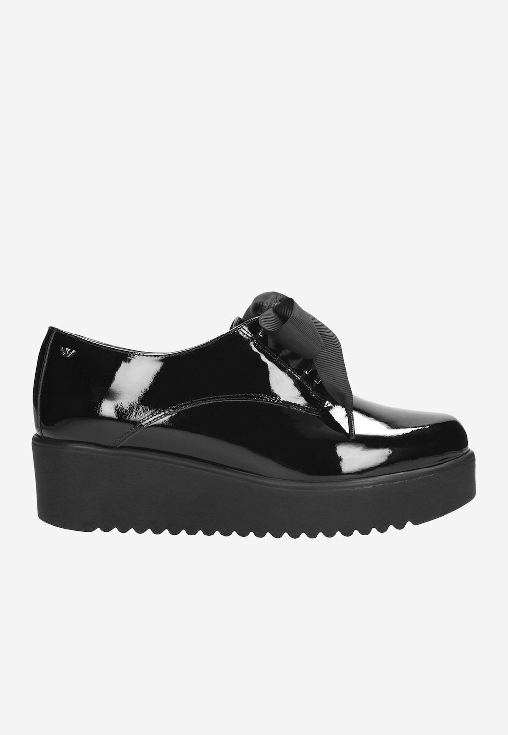 Czarne lakierowane półbuty damskie Wojas 46043-31 z ozdobną kokardą, na podwyższonej platformie z ząbkowaną podeszwą, widok z boku.