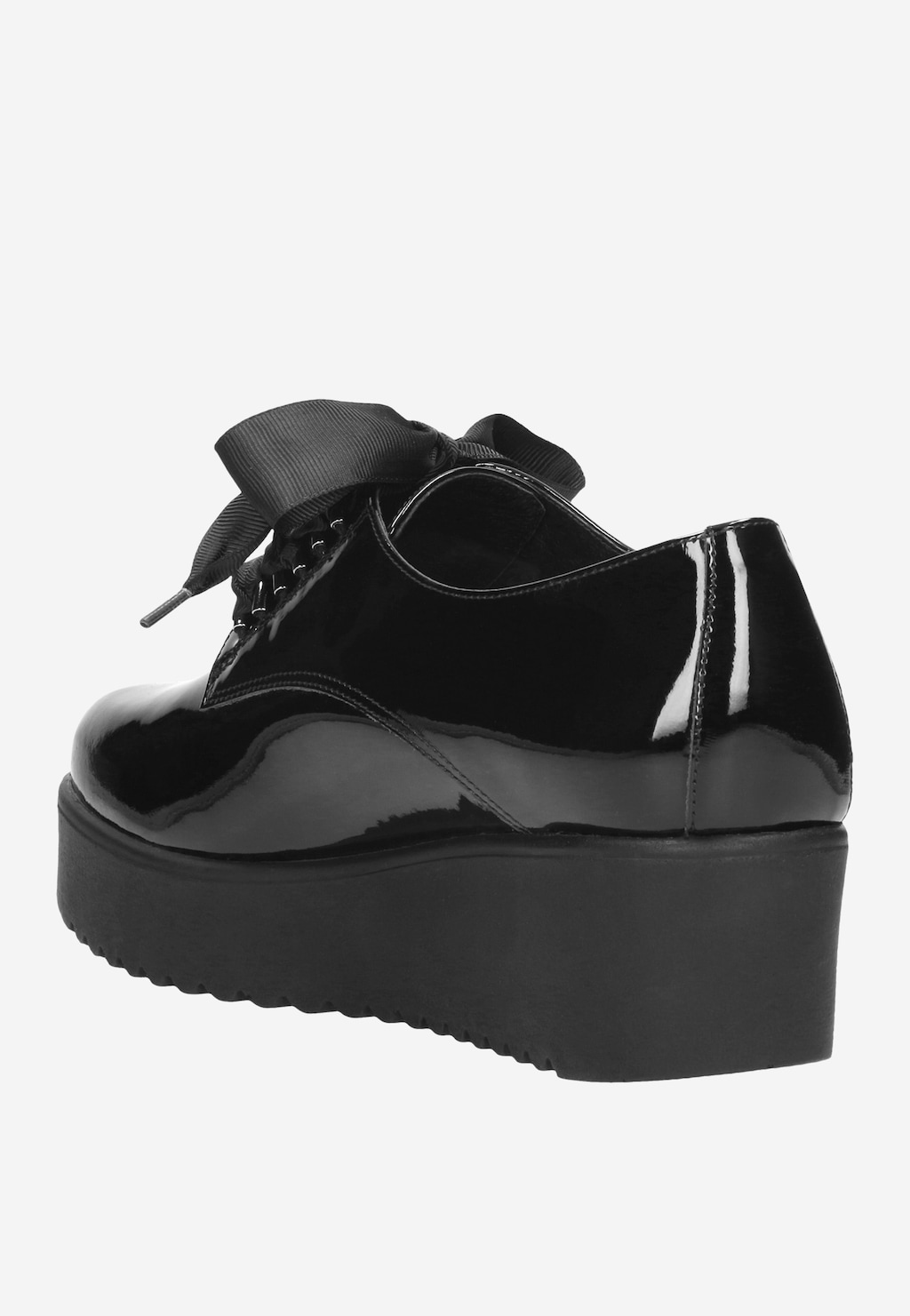Czarne lakierowane półbuty damskie Wojas model 46043-31 z wyrazistą podeszwą na platformie i szerokimi ozdobnymi sznurówkami, widok z boku.