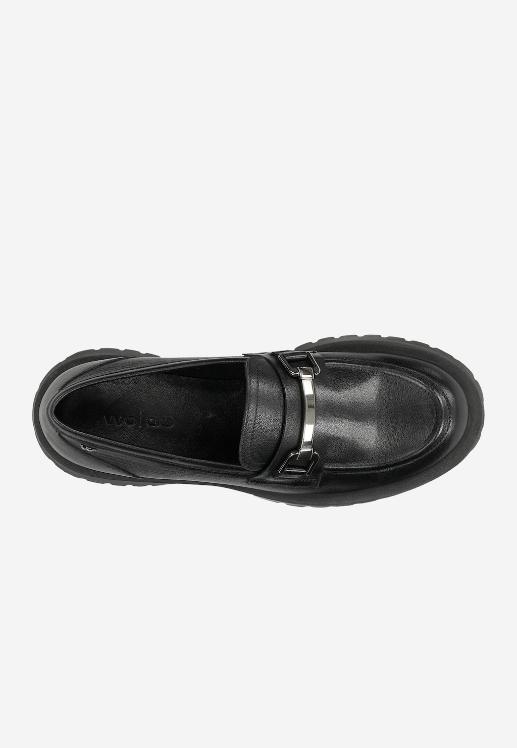 Czarne mokasyny damskie Wojas model 46198-51 z widoczną metalową ozdobą horsebit na wierzchu. Widok z góry ukazuje skórzaną fakturę i masywną podeszwę.