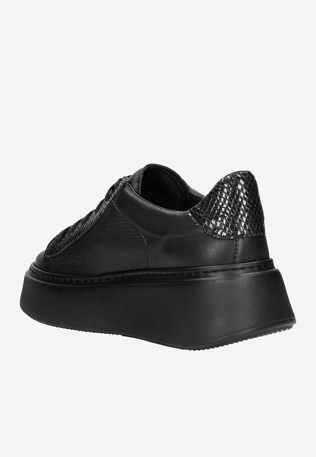 Czarne trampki damskie Wojas 46246-71 z widoczną wysoką platformą, widok z tyłu. Połączenie gładkiej skóry z elementami o teksturze wężowej skórki na pięcie.