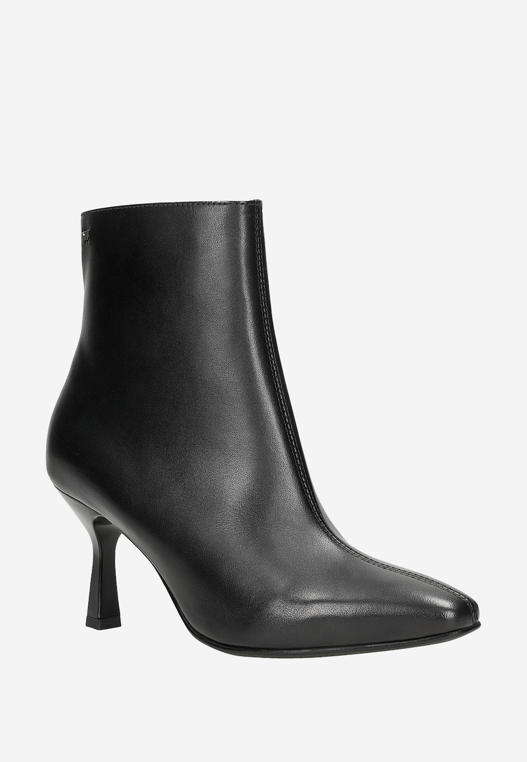 Eleganckie czarne botki damskie Wojas model 55207-51 z gładkiej skóry na smukłej szpilce, z kwadratowym czubkiem. Widok z boku podkreśla stylowy profil obuwia.