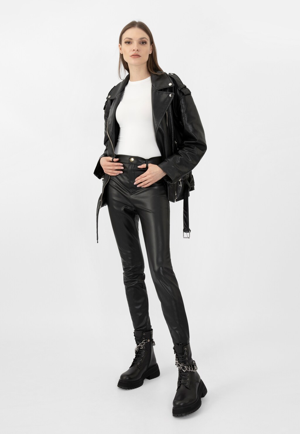 Czarne skórzane trzewiki damskie ze srebrnym łańcuchem 64086-51 Widok 7