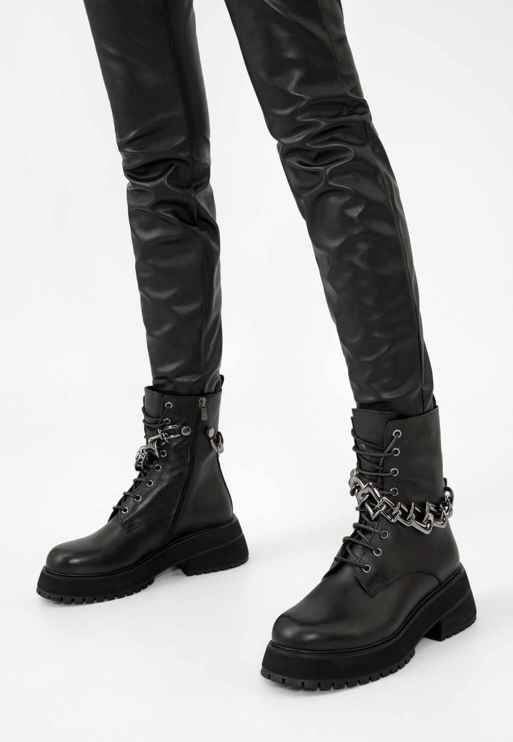 Czarne skórzane trzewiki damskie ze srebrnym łańcuchem 64086-51 Widok 8